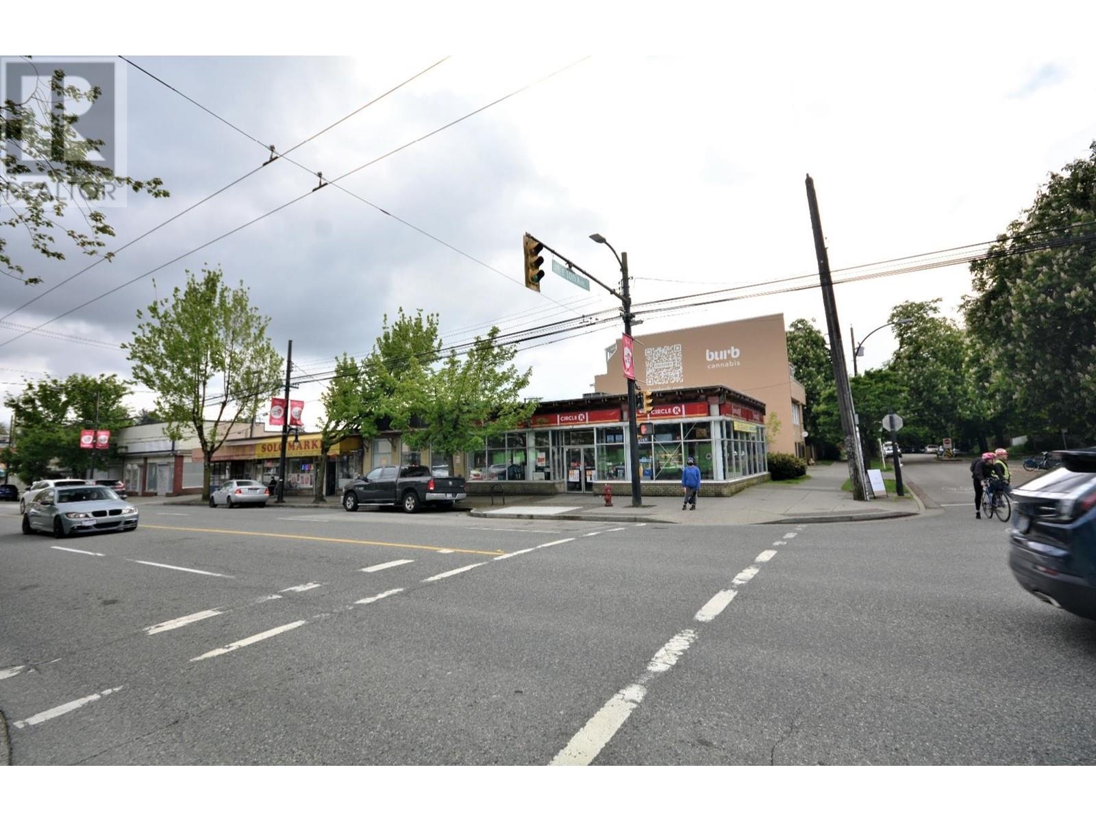 Listing Picture 2 of 4 : 2601 COMMERCIAL DRIVE, Vancouver / 溫哥華 - 魯藝地產 Yvonne Lu Group - MLS Medallion Club Member