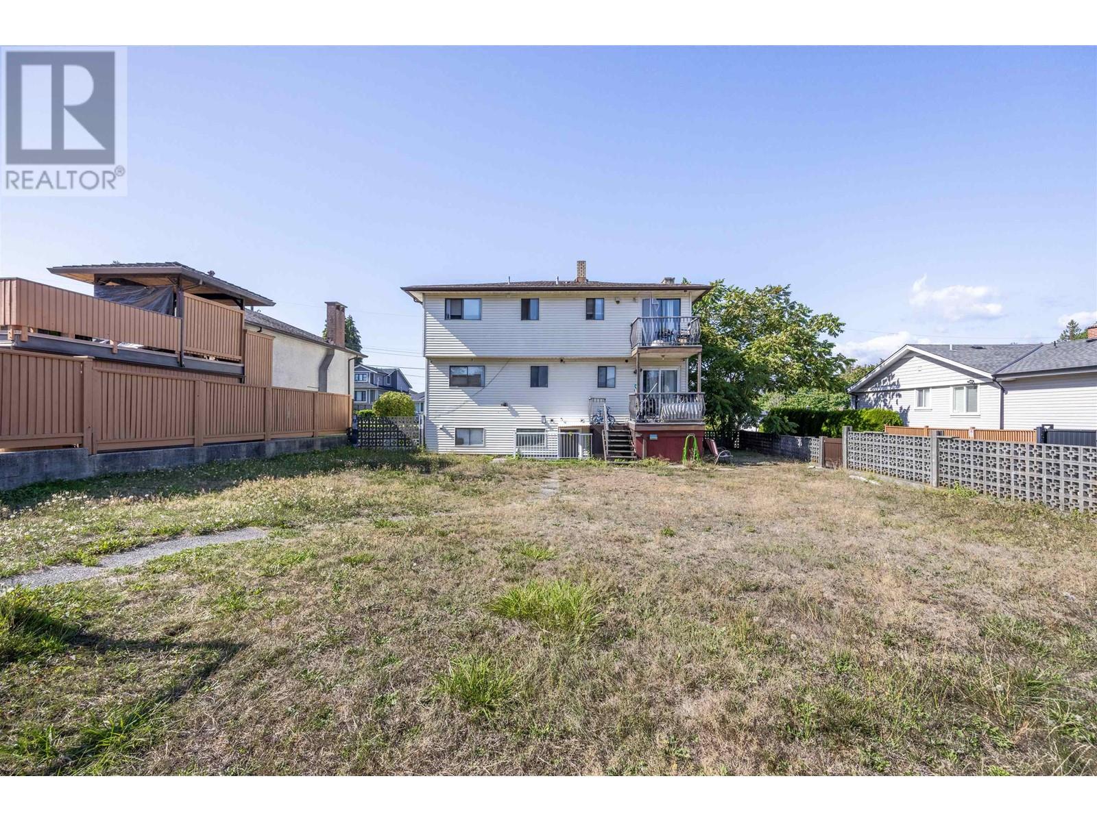 8272 17th Avenue, Burnaby, British Columbia  V3N 1M8 - Photo 3 - R2823506