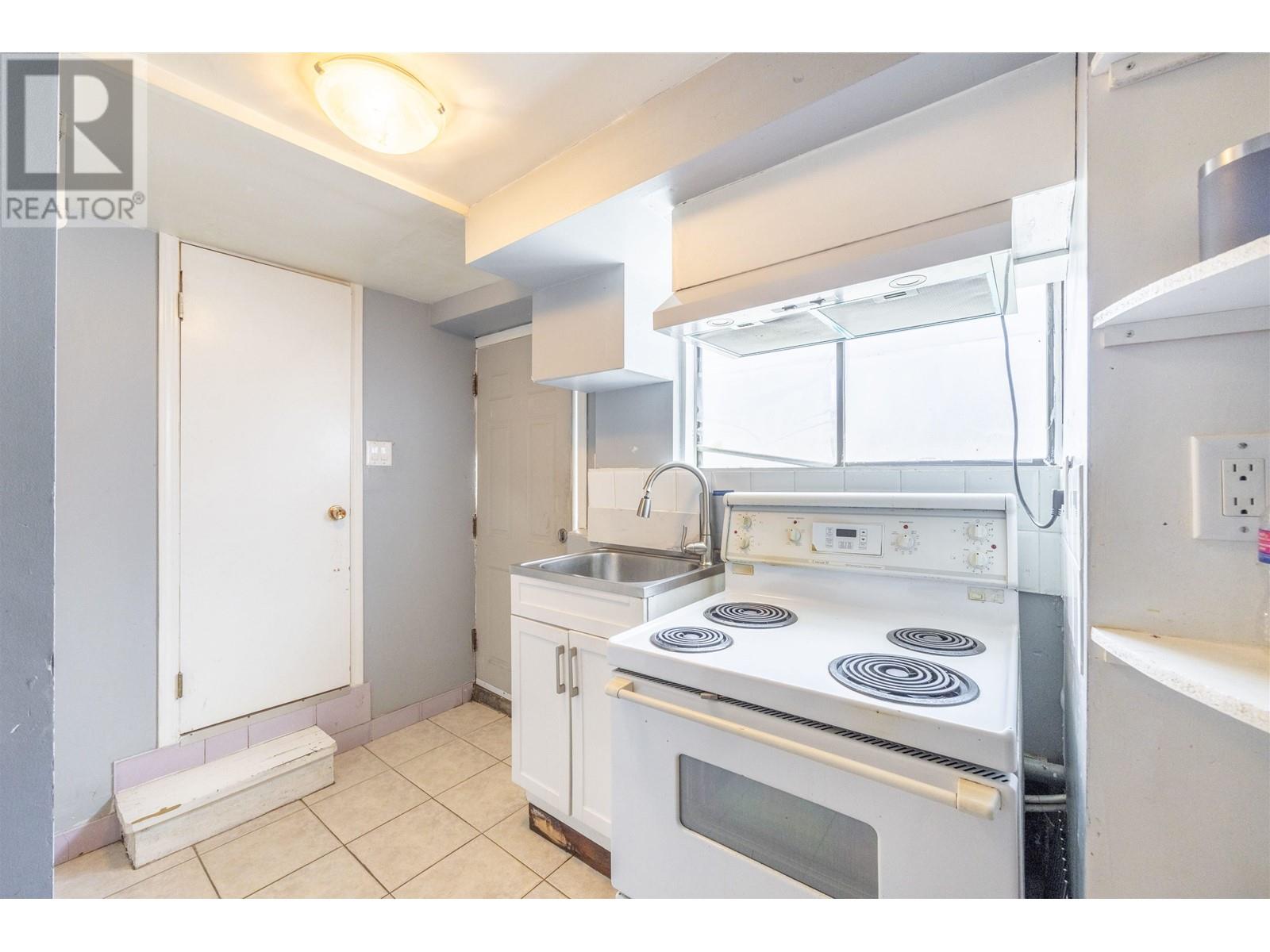 8272 17th Avenue, Burnaby, British Columbia  V3N 1M8 - Photo 14 - R2823506