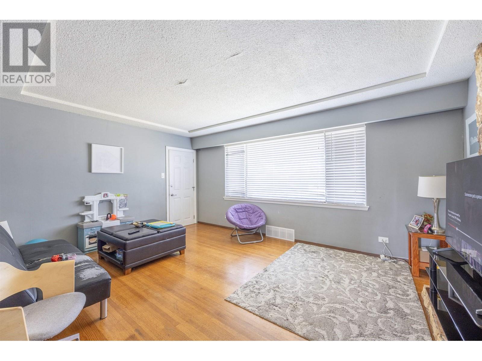 8272 17th Avenue, Burnaby, British Columbia  V3N 1M8 - Photo 7 - R2823506