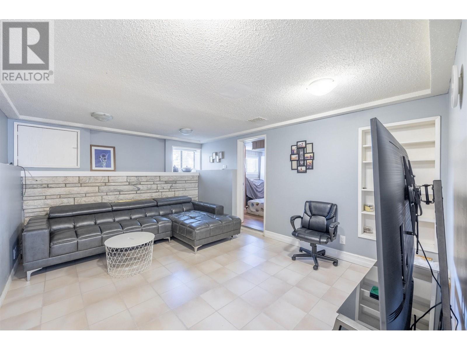 8272 17th Avenue, Burnaby, British Columbia  V3N 1M8 - Photo 13 - R2823506
