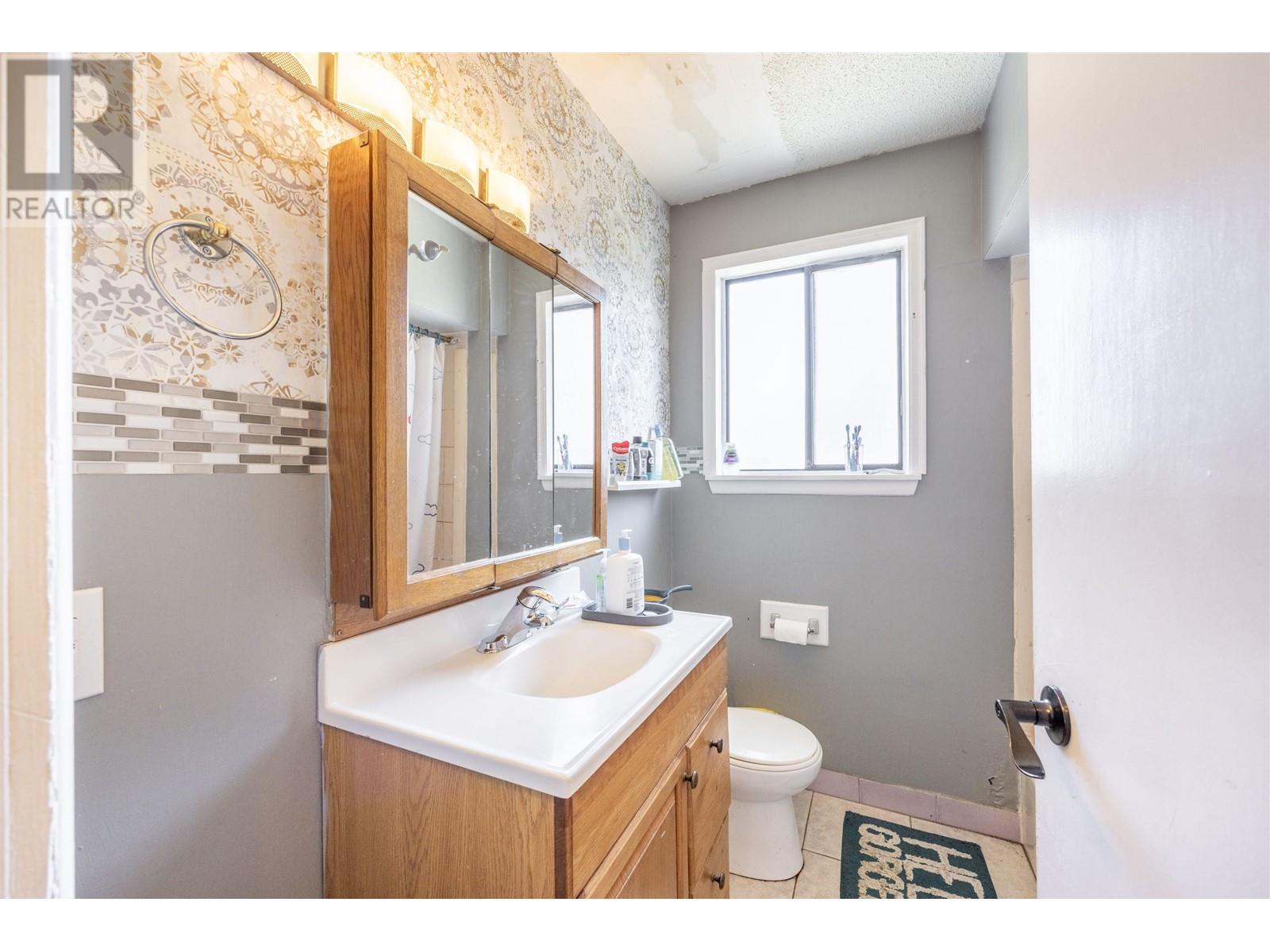 8272 17th Avenue, Burnaby, British Columbia  V3N 1M8 - Photo 11 - R2823506