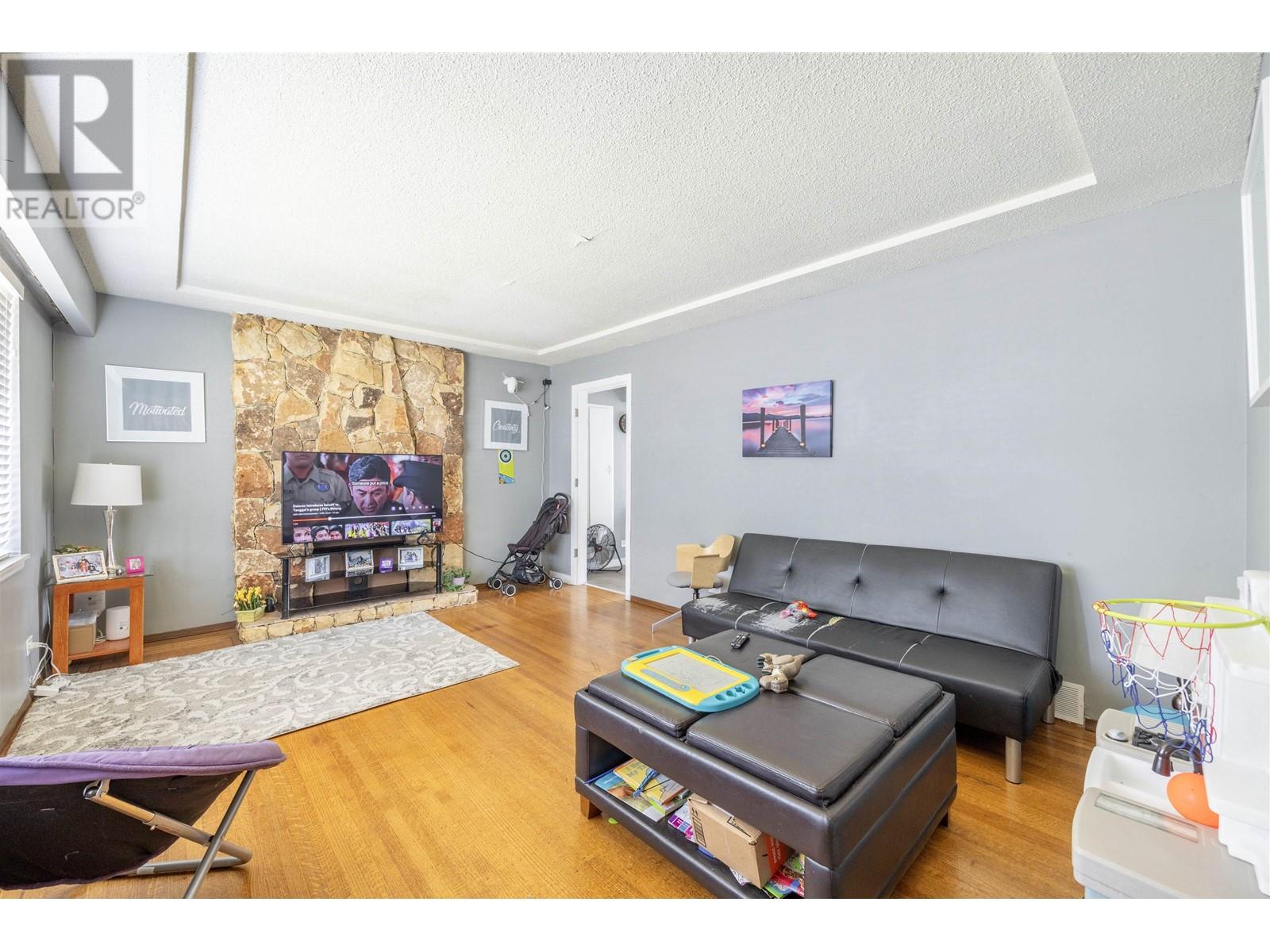 8272 17th Avenue, Burnaby, British Columbia  V3N 1M8 - Photo 6 - R2823506