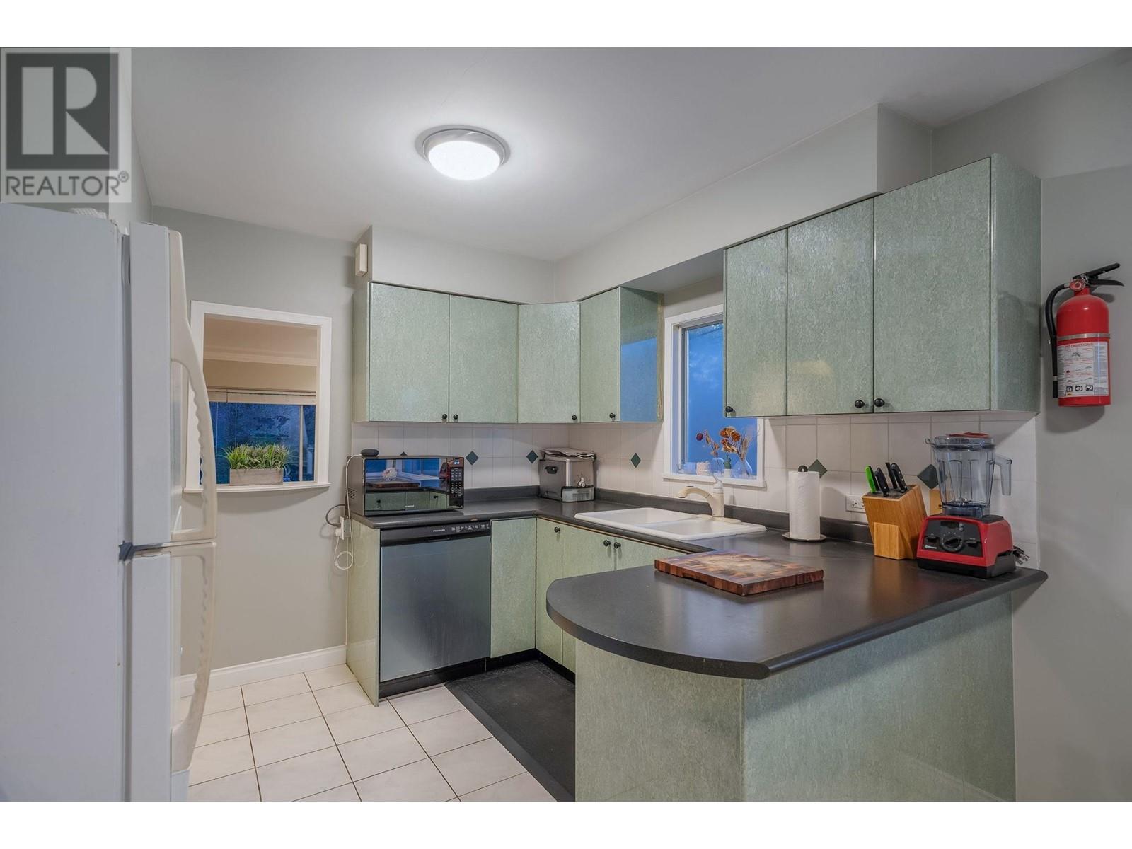 3682 E 27 Avenue, Vancouver, British Columbia  V5R 1R2 - Photo 8 - R2823525
