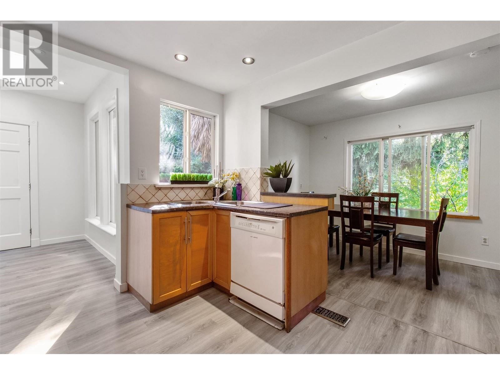 1817 Brunette Avenue, Coquitlam, British Columbia  V3K 1H3 - Photo 10 - R2823466