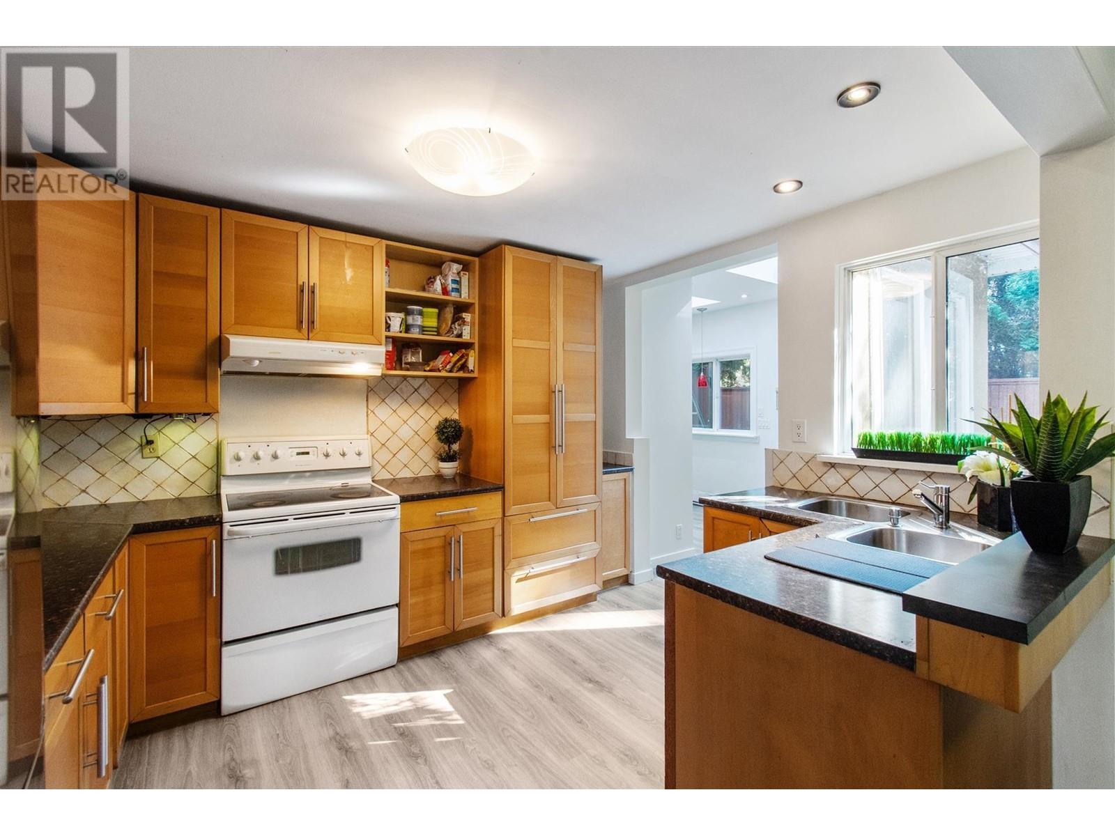 1817 Brunette Avenue, Coquitlam, British Columbia  V3K 1H3 - Photo 7 - R2823466