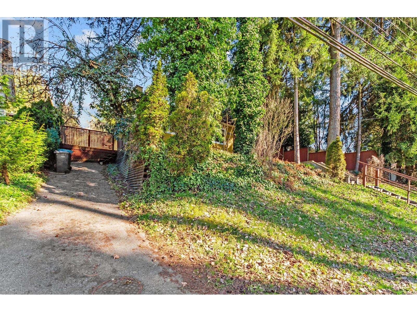 1817 Brunette Avenue, Coquitlam, British Columbia  V3K 1H3 - Photo 4 - R2823466