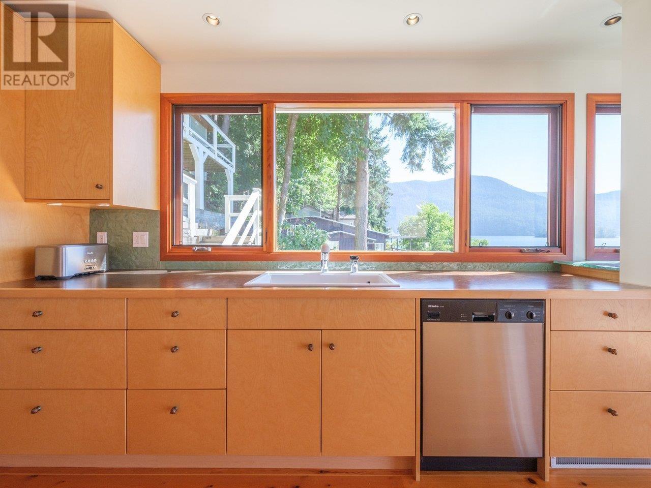 5654 Indian River Drive, North Vancouver, British Columbia  V7G 2T8 - Photo 13 - R2808598