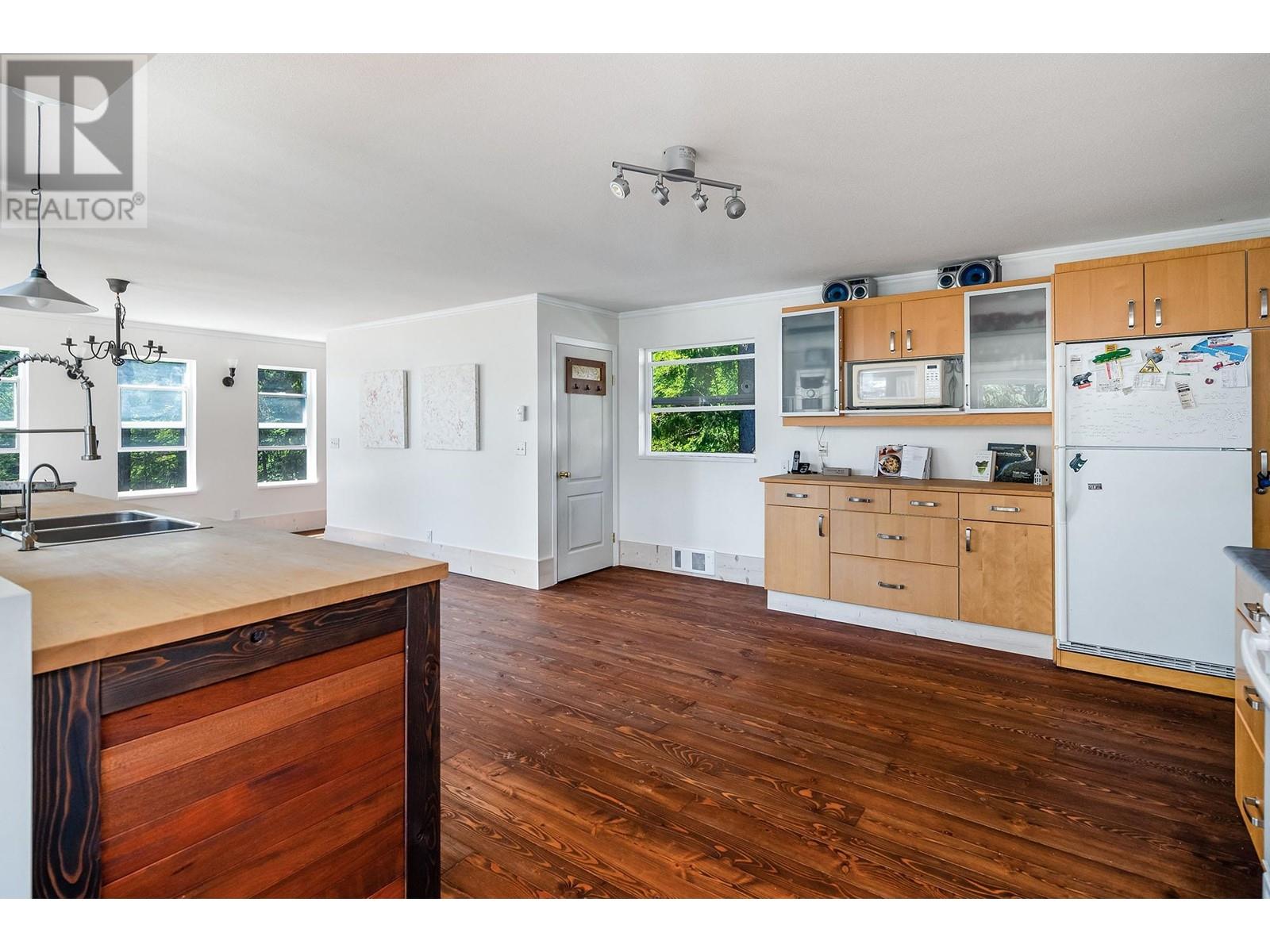 927 Valhalla Place, Bowen Island, British Columbia  V0N 1G1 - Photo 9 - R2823562