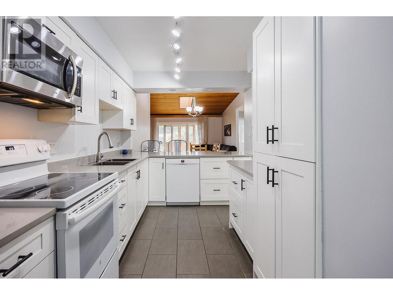 773 Clarke Road, Coquitlam, British Columbia  V3J 7P3 - Photo 3 - R2823129