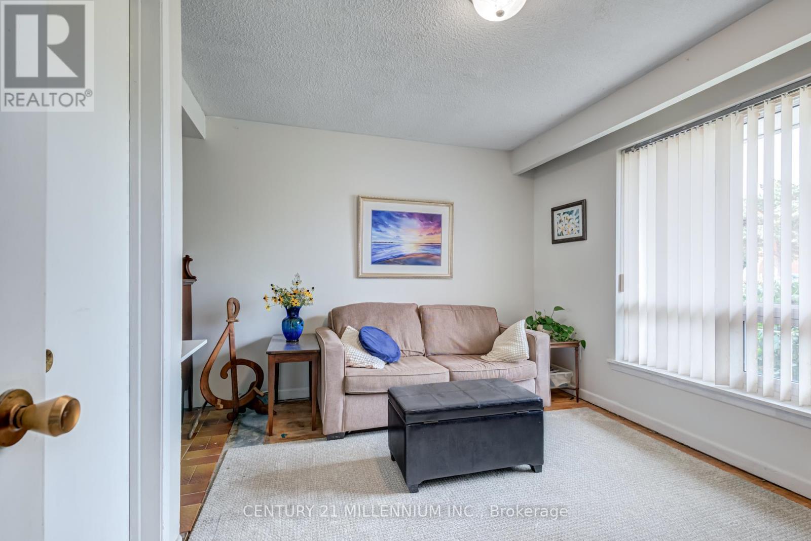 6872 Darcel Ave, Mississauga, Ontario  L4T 2W5 - Photo 5 - W7208882