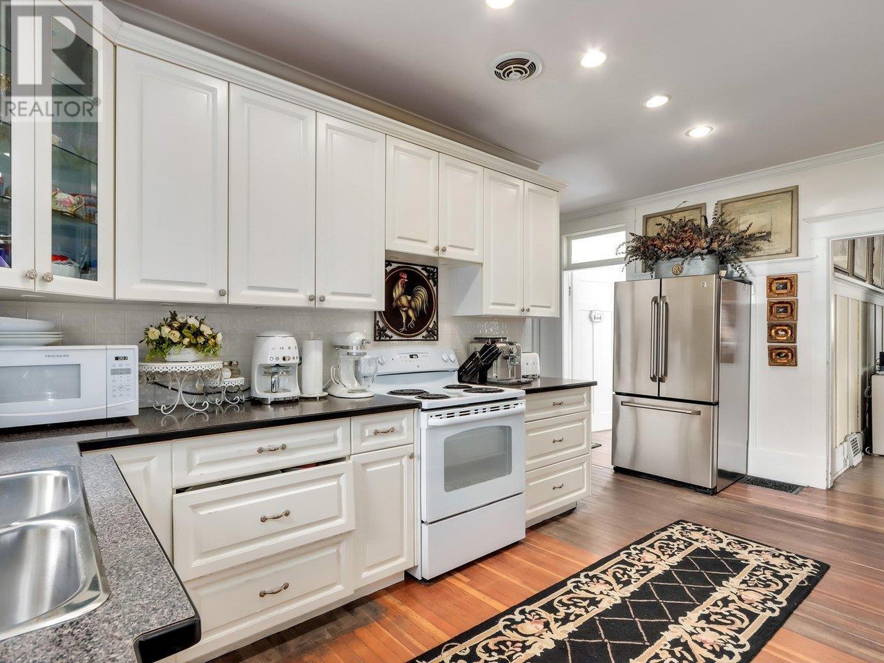 3710 PANDORA STREET, burnaby, British Columbia