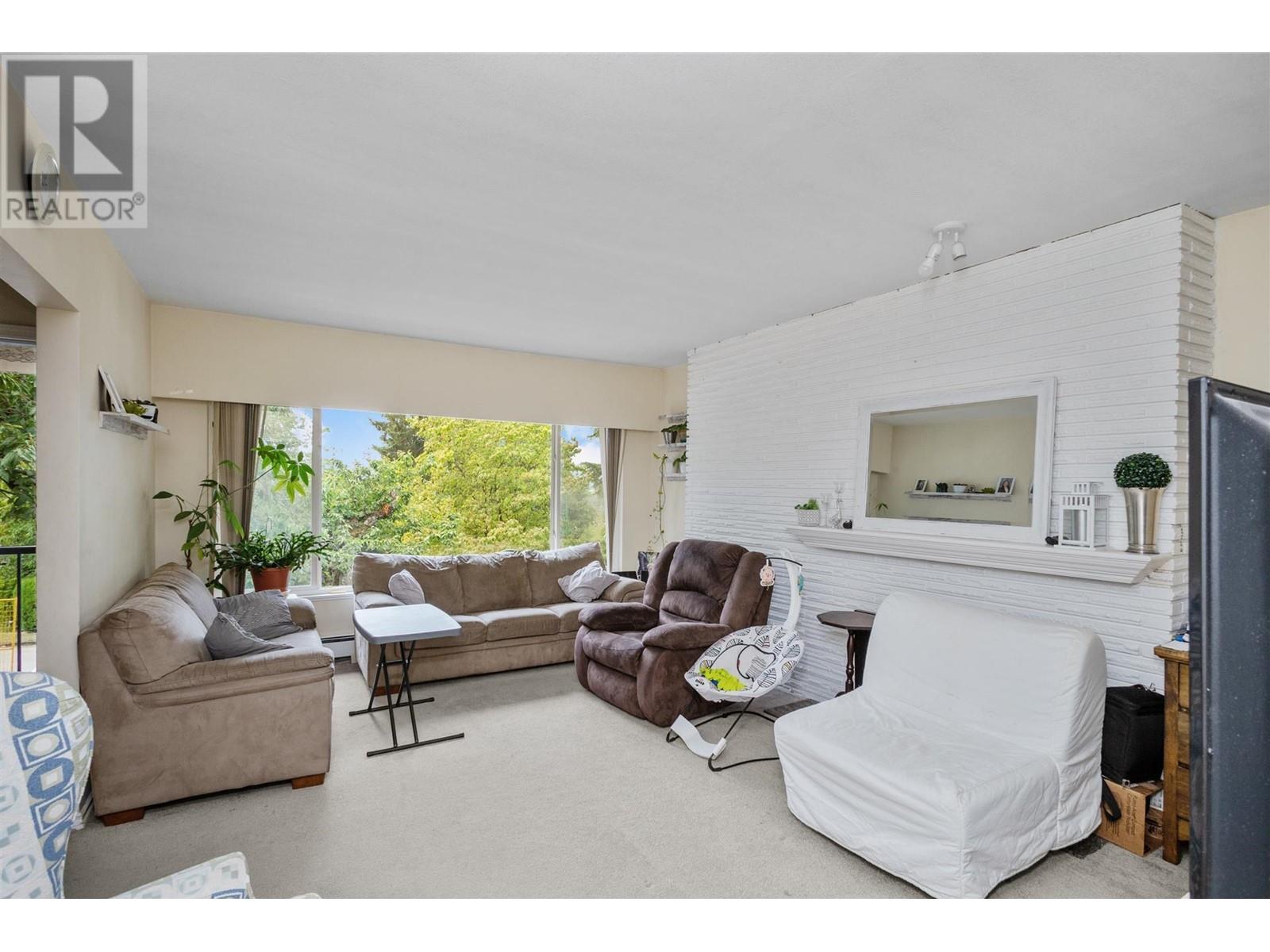 4355 Winnifred Street, Burnaby, British Columbia  V5J 2S7 - Photo 3 - R2823021