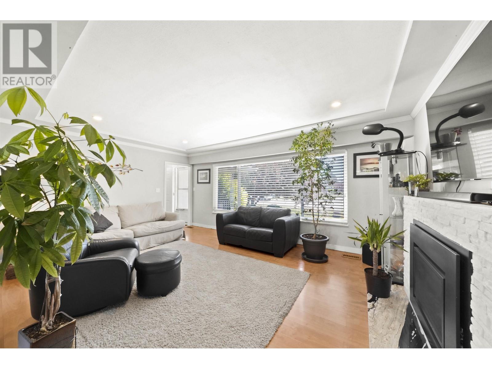 908 Lillian Street, Coquitlam, British Columbia  V3J 5C4 - Photo 4 - R2823858