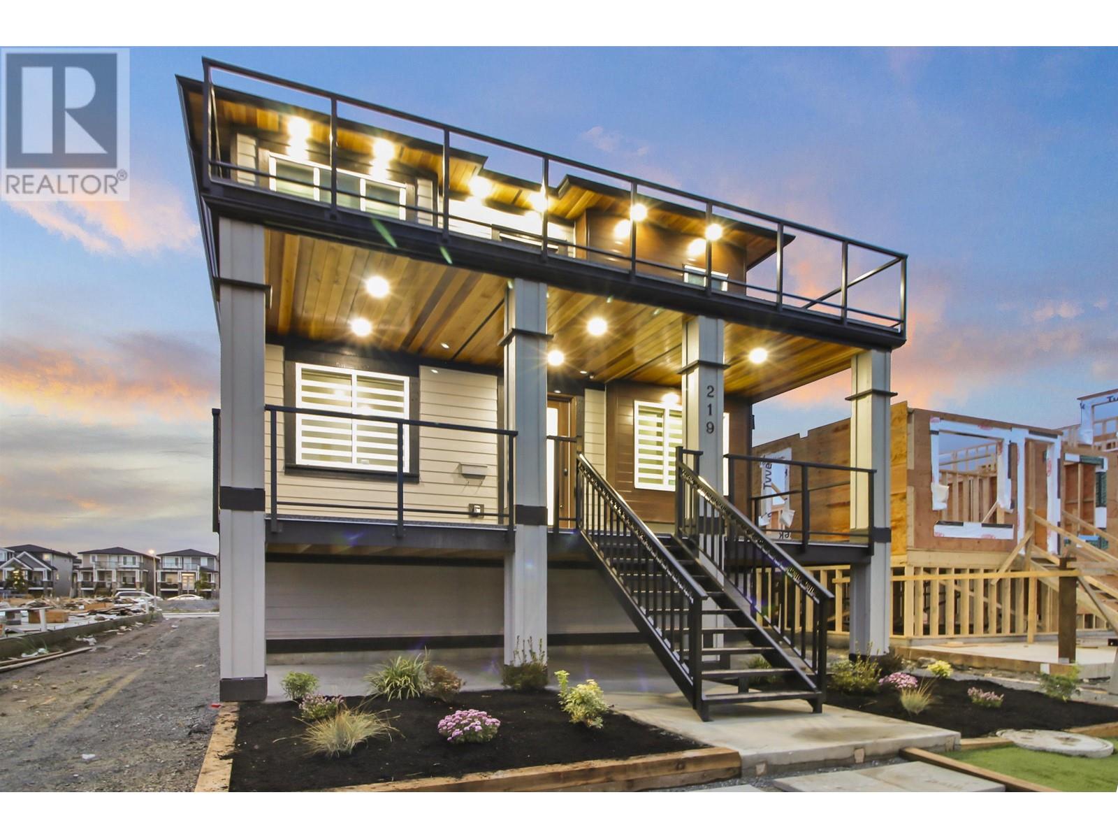 219 Jardine Street, New Westminster, British Columbia  V3M 5M4 - Photo 3 - R2823813