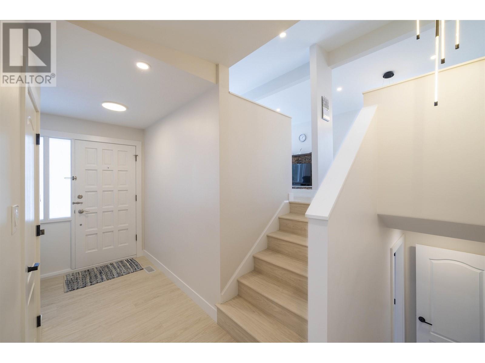 3345 Cardinal Drive, Burnaby, British Columbia  V5A 2T7 - Photo 3 - R2824008
