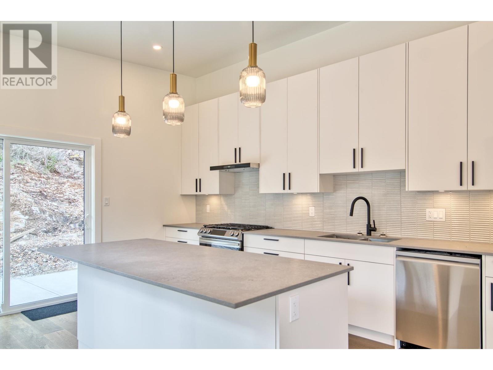 5415 Stellar Way, Sechelt, British Columbia  V7Z 0M1 - Photo 12 - R2824106
