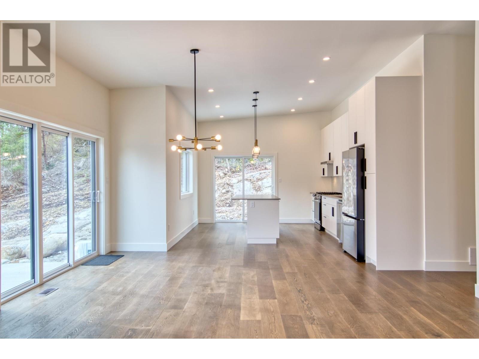 5415 Stellar Way, Sechelt, British Columbia  V7Z 0M1 - Photo 9 - R2824106