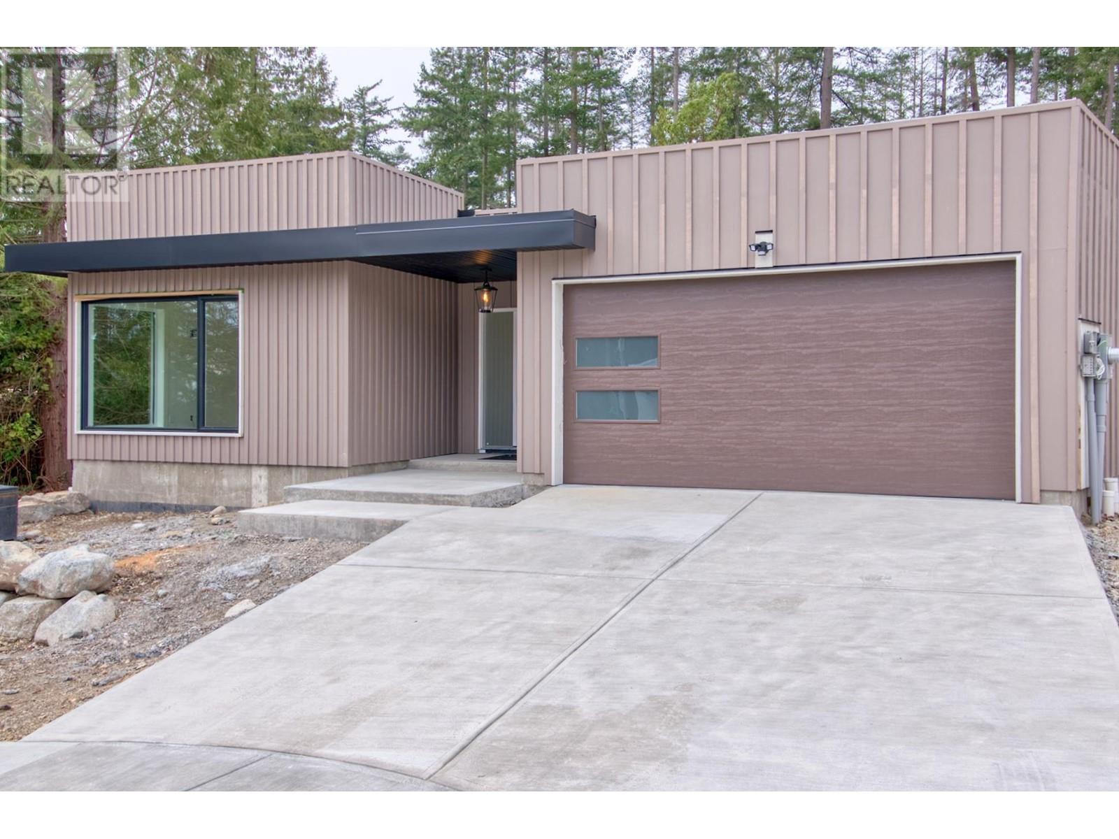 5409 Stellar Way, Sechelt, British Columbia  V7Z 0M1 - Photo 1 - R2824123