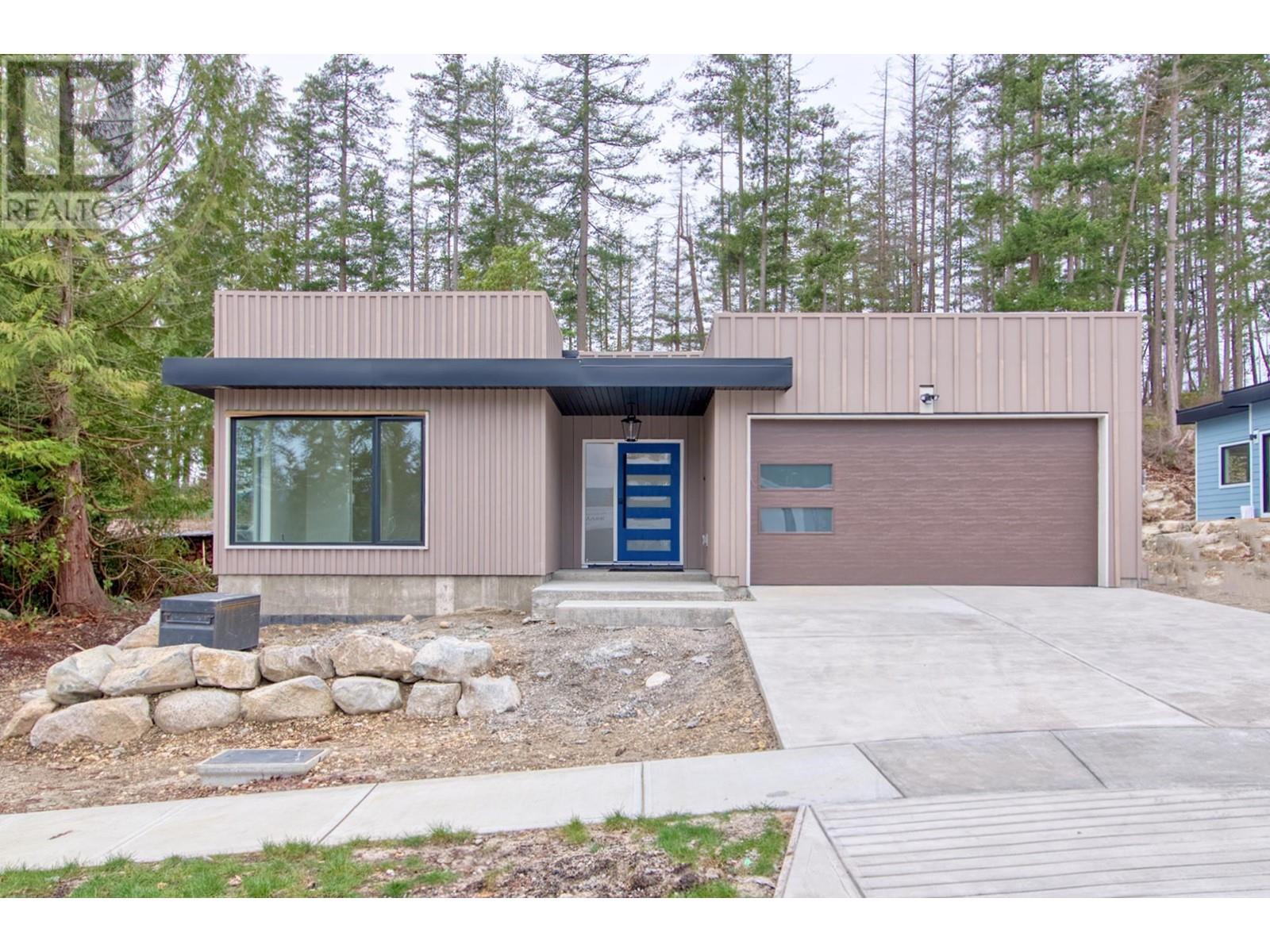 5409 Stellar Way, Sechelt, British Columbia  V7Z 0M1 - Photo 5 - R2824123