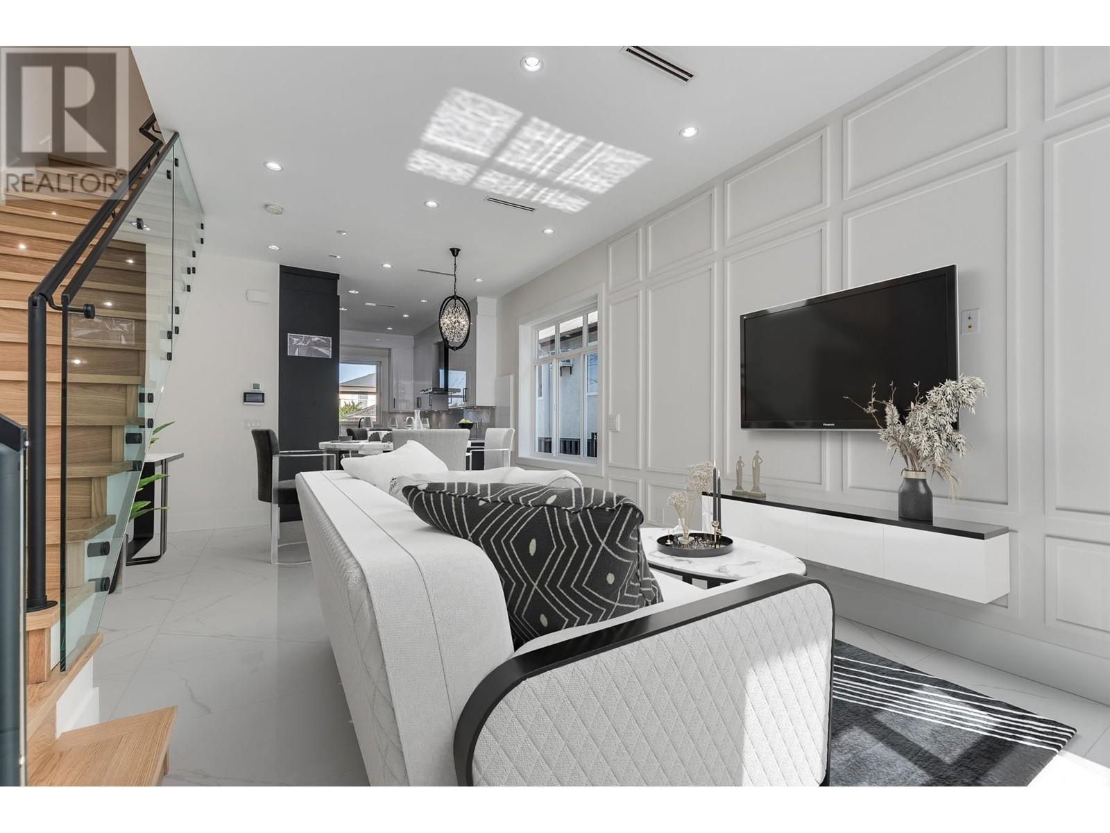 2289 E 41st Avenue, Vancouver, British Columbia  V5P 1L4 - Photo 2 - R2824083