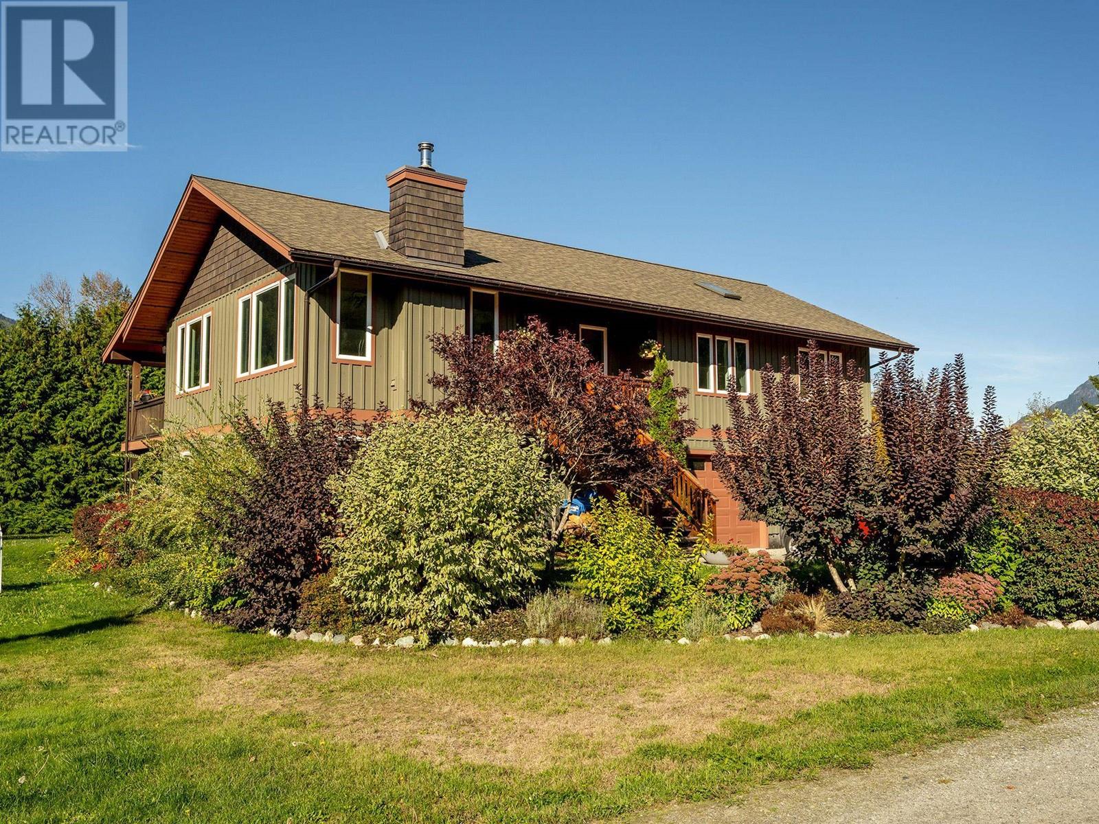 7621 Anderson Road, Pemberton, British Columbia  V0N 2L1 - Photo 2 - R2824325