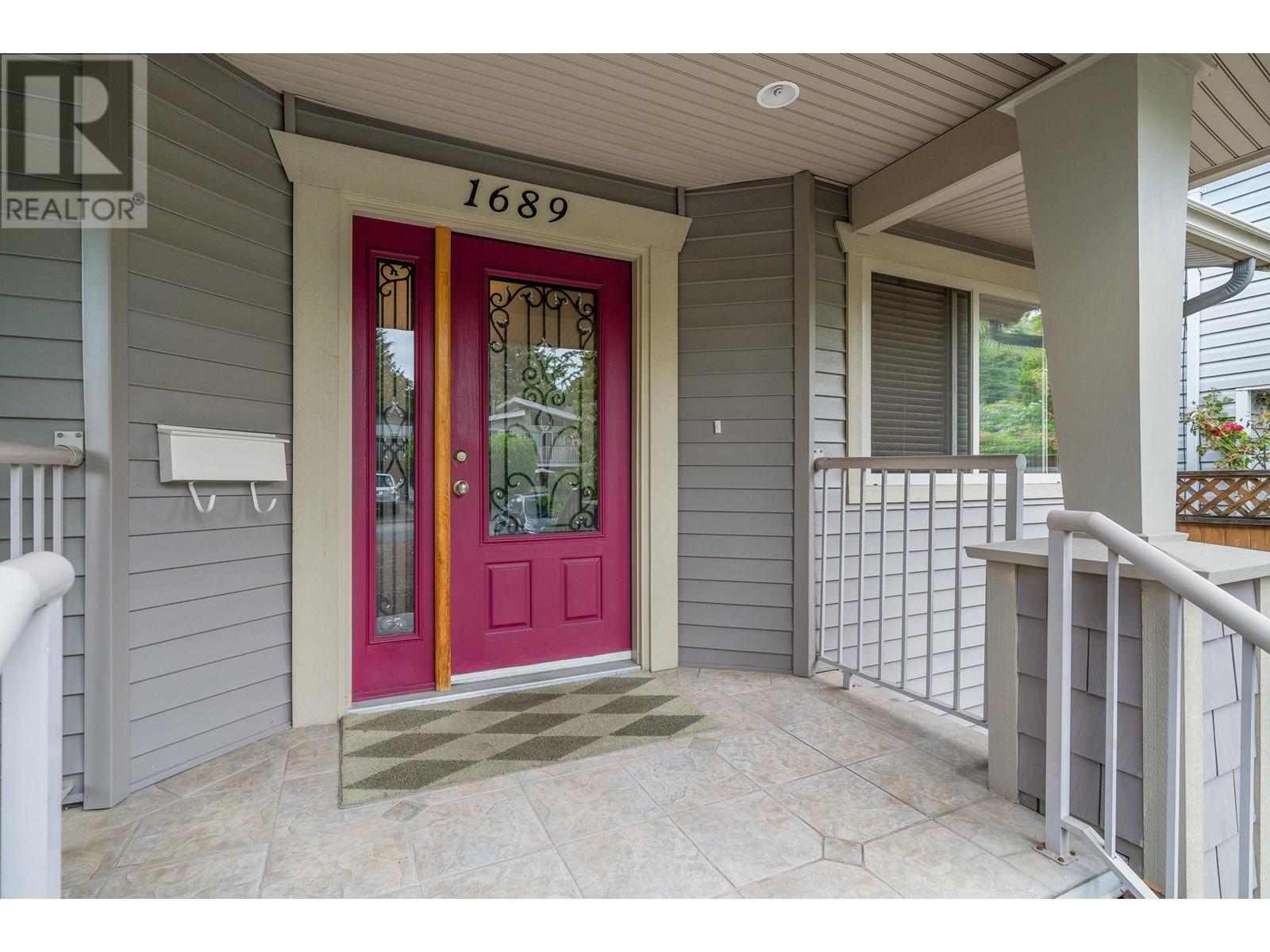 1689 Tatlow Avenue, North Vancouver, British Columbia  V7P 3A1 - Photo 2 - R2824179