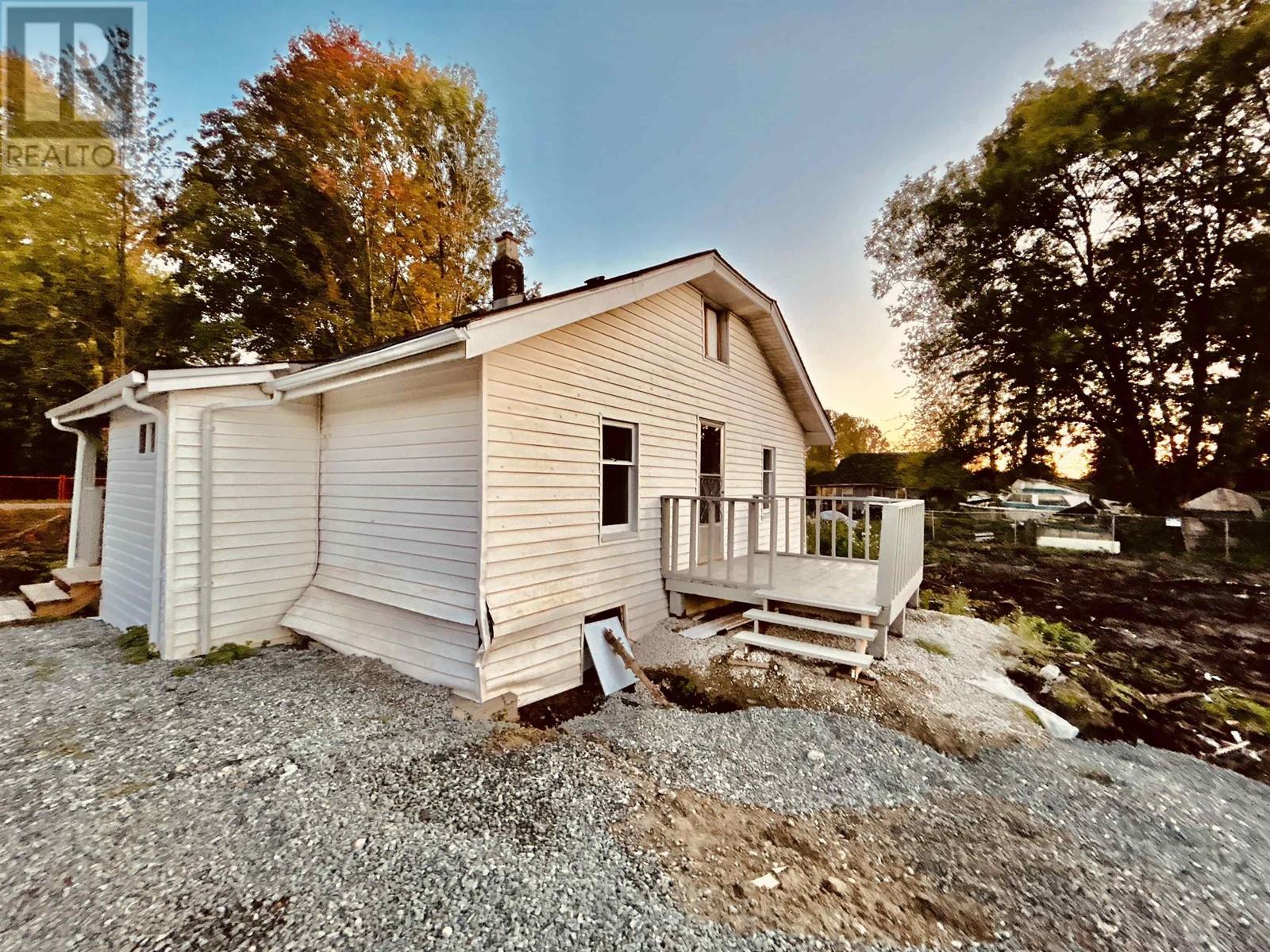 6063 9th Avenue, Burnaby, British Columbia  V3N 2T4 - Photo 2 - R2823877
