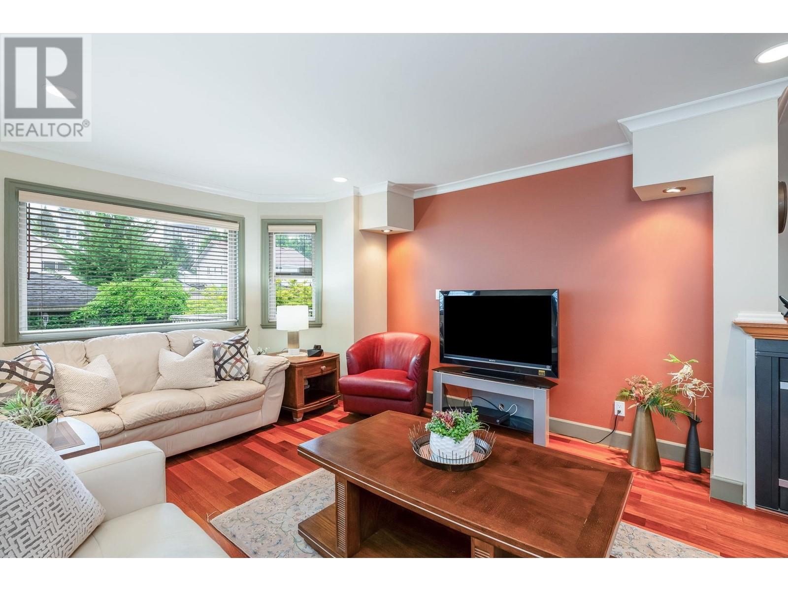 1689 Tatlow Avenue, North Vancouver, British Columbia  V7P 3A1 - Photo 5 - R2824179