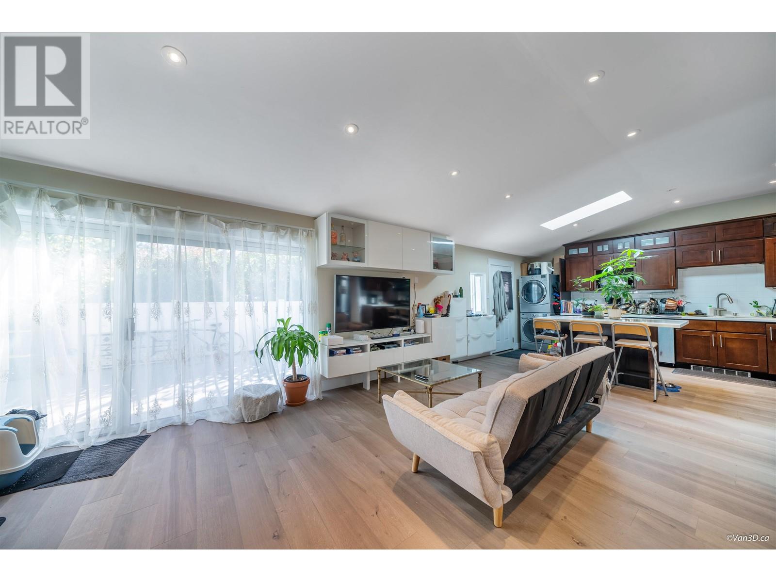 7962 Nelson Avenue, Burnaby, British Columbia  V5J 4E5 - Photo 15 - R2824320