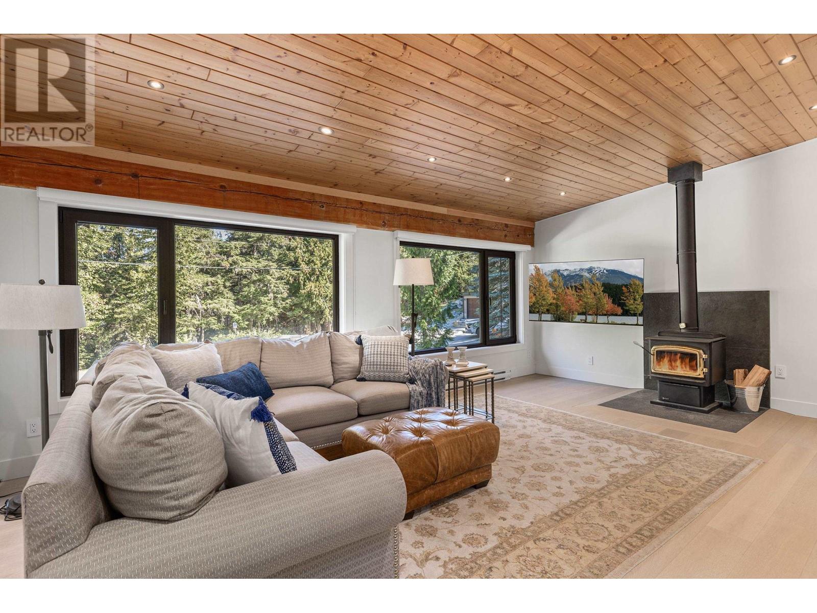 6250 Flute Place, Whistler, British Columbia  V8E 0C5 - Photo 2 - R2816293