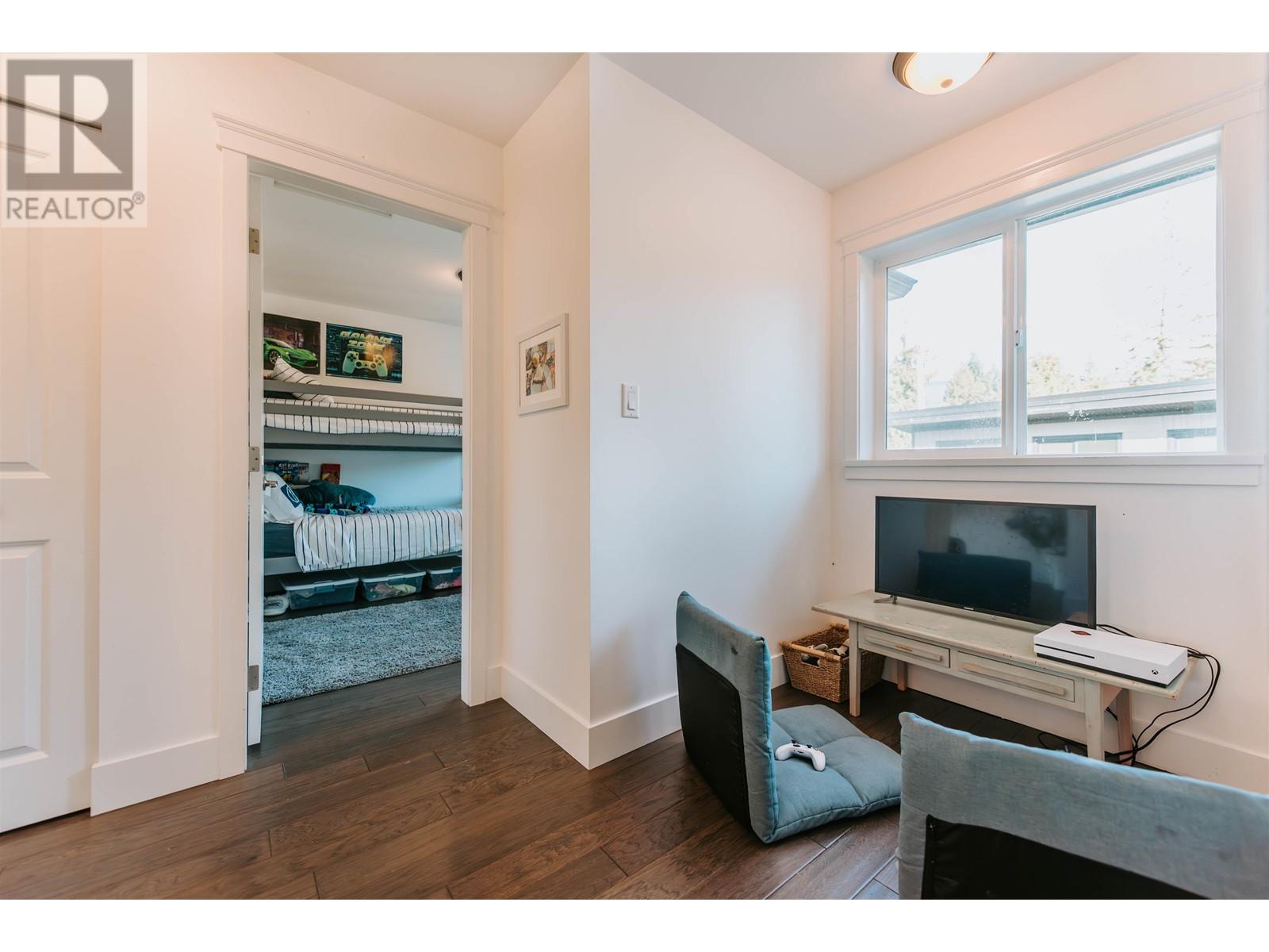 1211 Grandview Road, Gibsons, British Columbia  V0N 1V3 - Photo 10 - R2824438