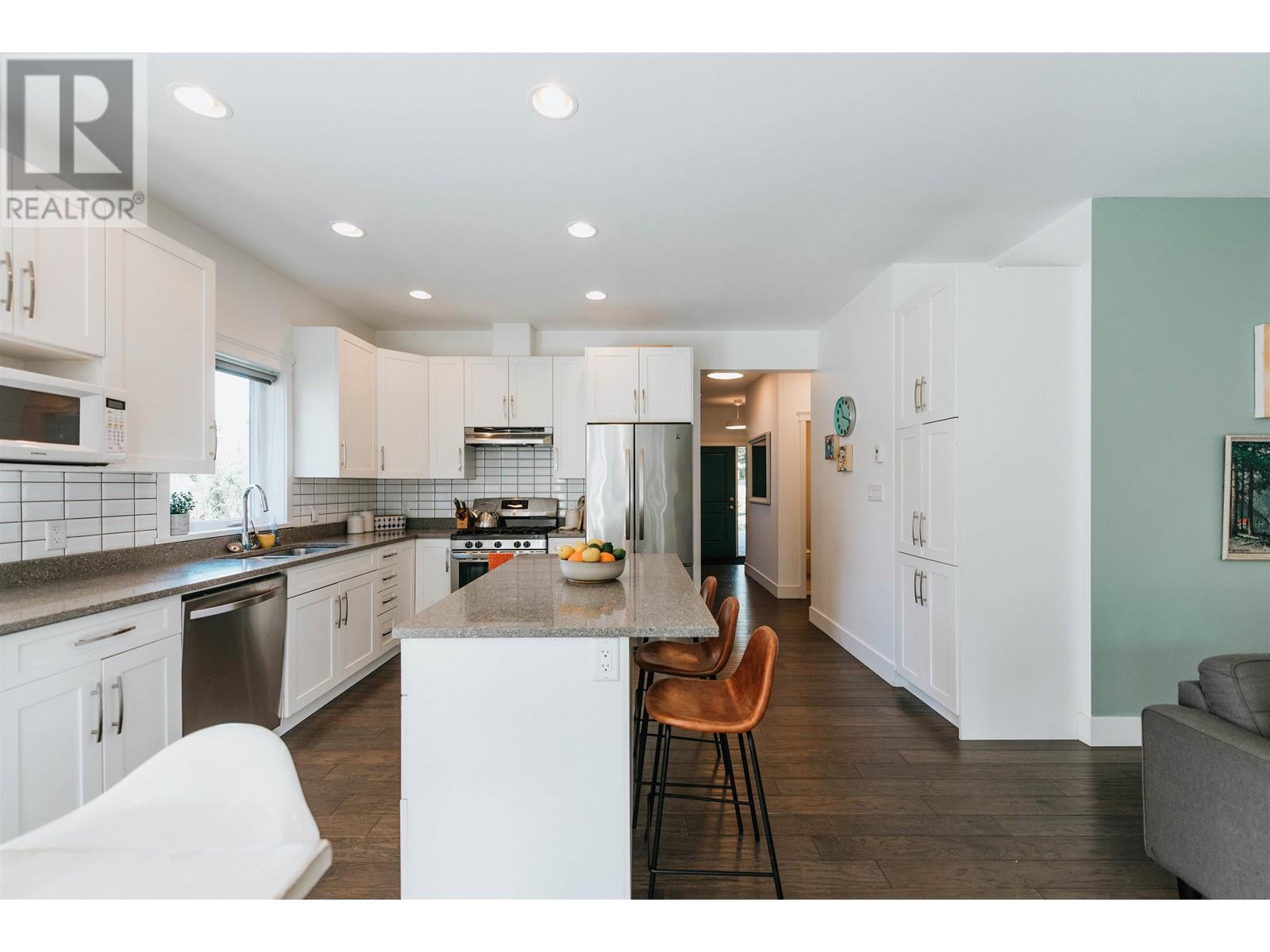 1211 Grandview Road, Gibsons, British Columbia  V0N 1V3 - Photo 14 - R2824438