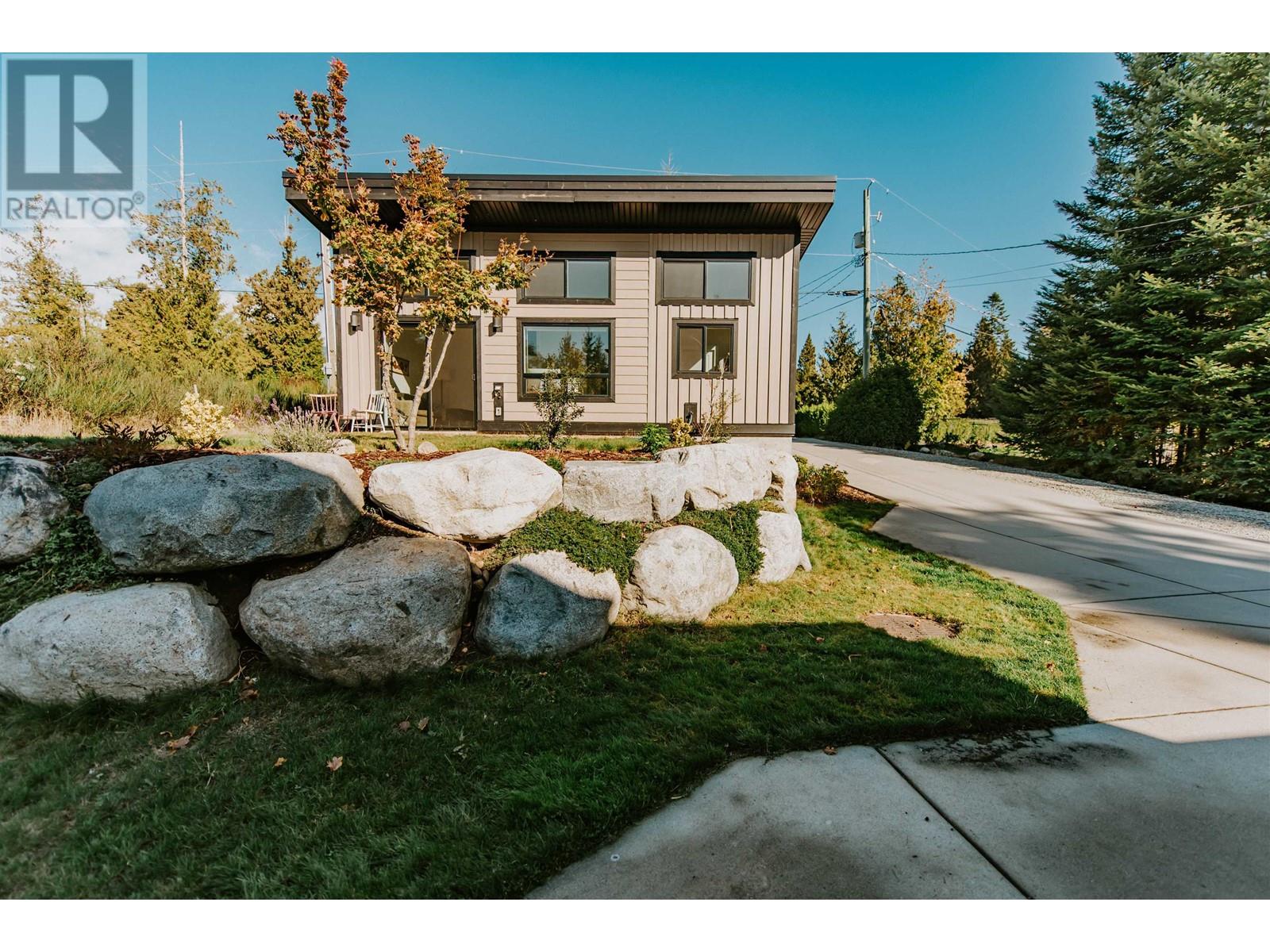 1211 Grandview Road, Gibsons, British Columbia  V0N 1V3 - Photo 2 - R2824438