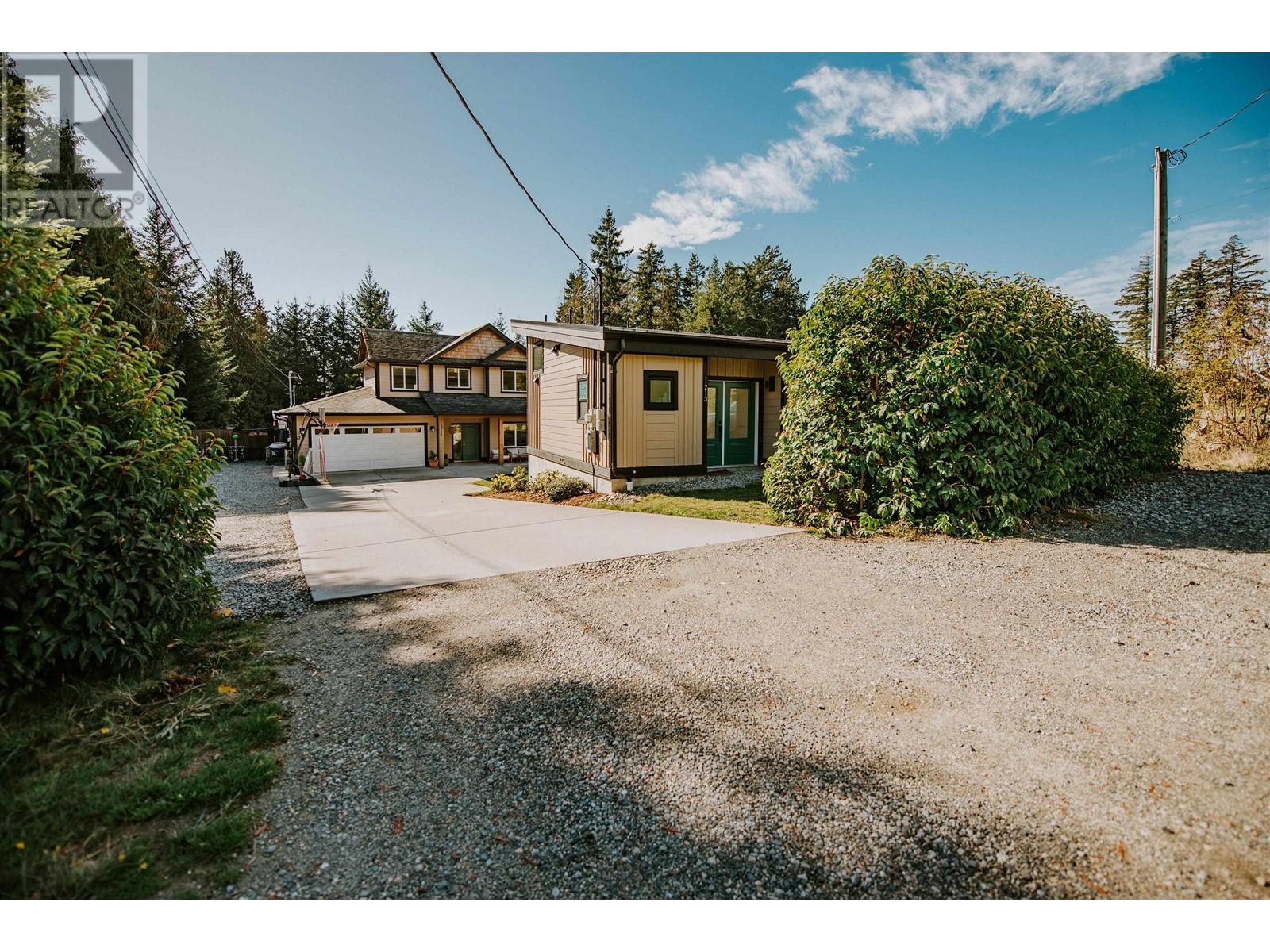 1211 Grandview Road, Gibsons, British Columbia  V0N 1V3 - Photo 3 - R2824438