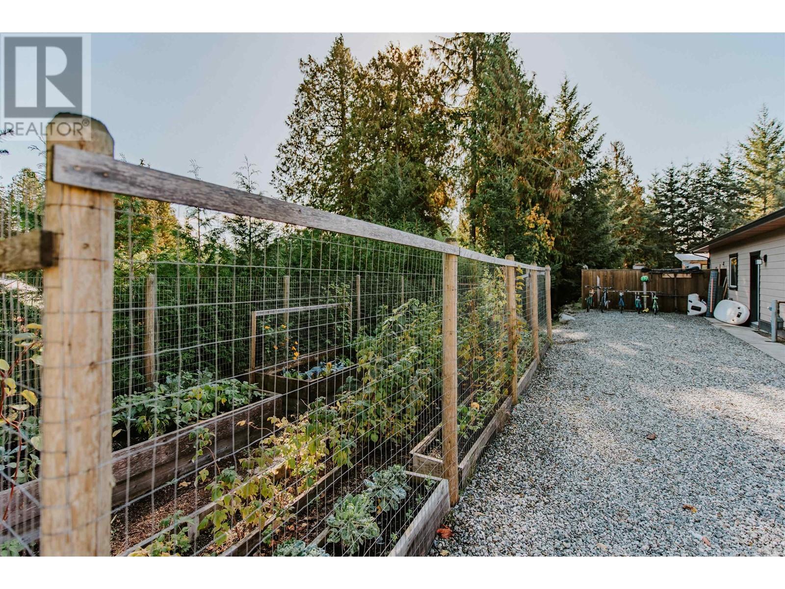 1211 Grandview Road, Gibsons, British Columbia  V0N 1V3 - Photo 37 - R2824438