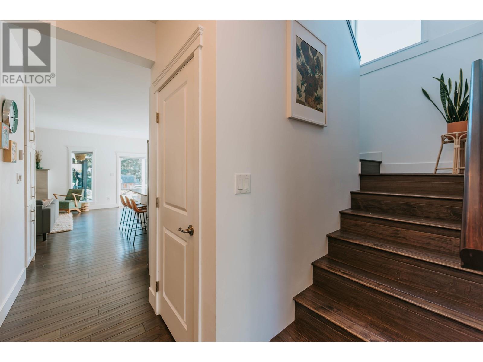 1211 Grandview Road, Gibsons, British Columbia  V0N 1V3 - Photo 9 - R2824438