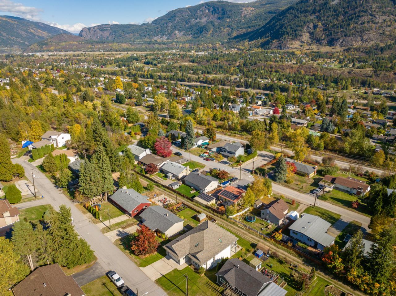 3405 9th Avenue, Castlegar, British Columbia  V1N 2Z4 - Photo 3 - 2473689