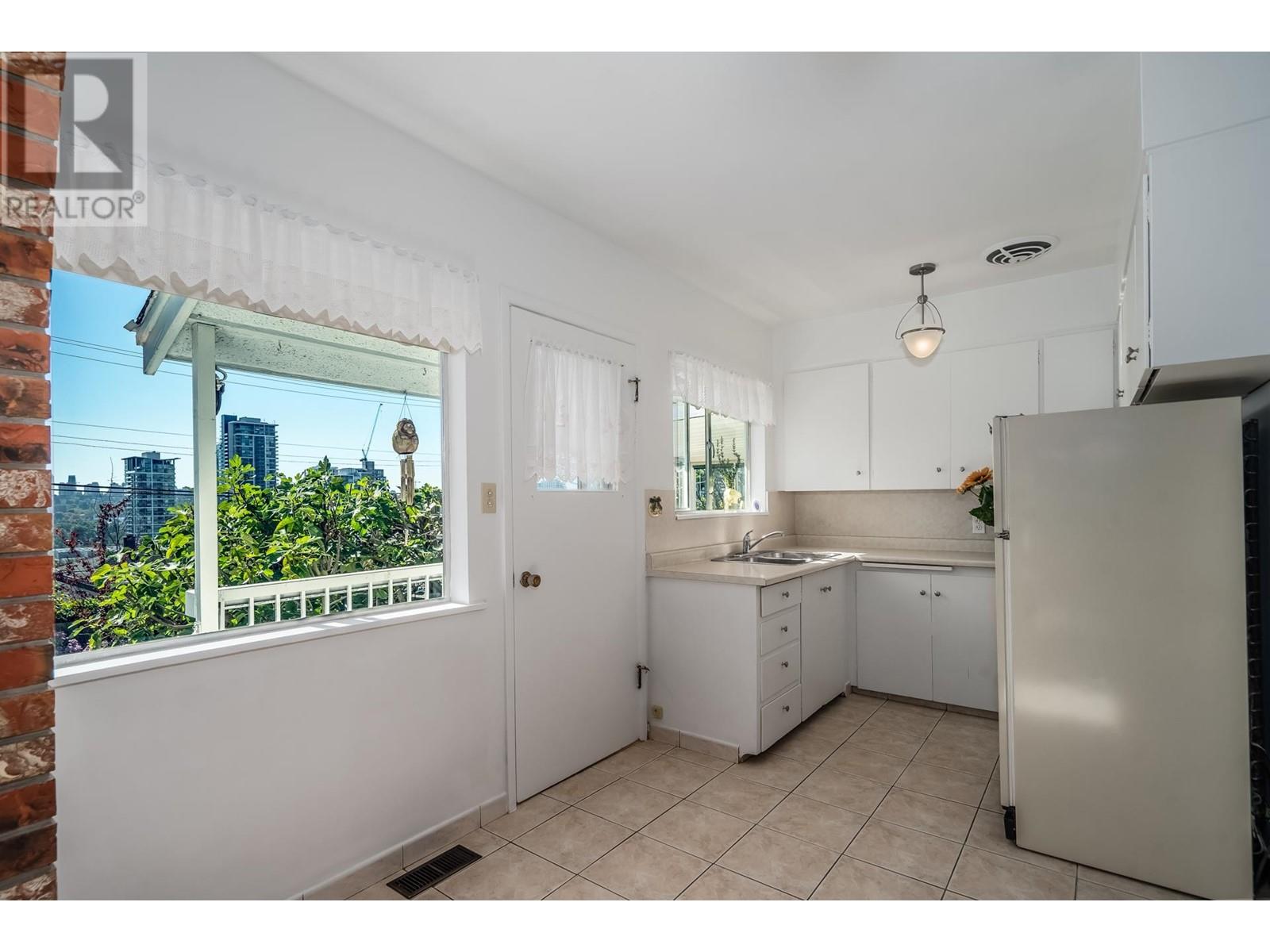 4740 Brentlawn Drive, Burnaby, British Columbia  V5C 3V5 - Photo 10 - R2824625