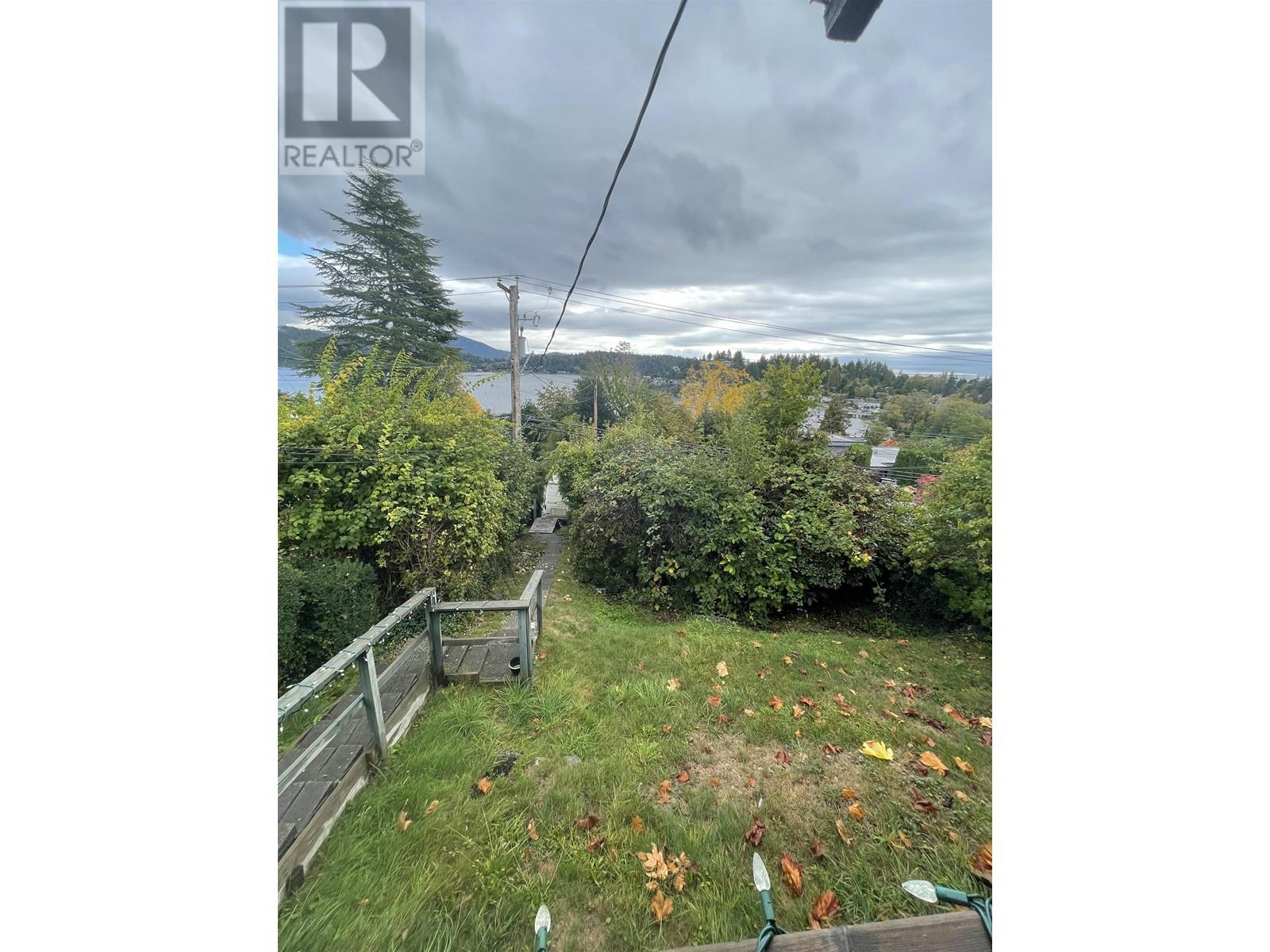 515 S Fletcher Road, Gibsons, British Columbia  V0N 1V0 - Photo 2 - R2824640