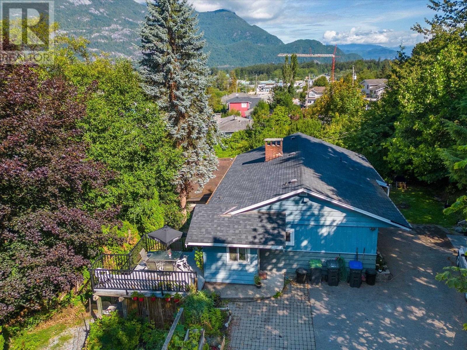 38063 Clarke Drive, Squamish, British Columbia  V0N 3G0 - Photo 2 - R2824669