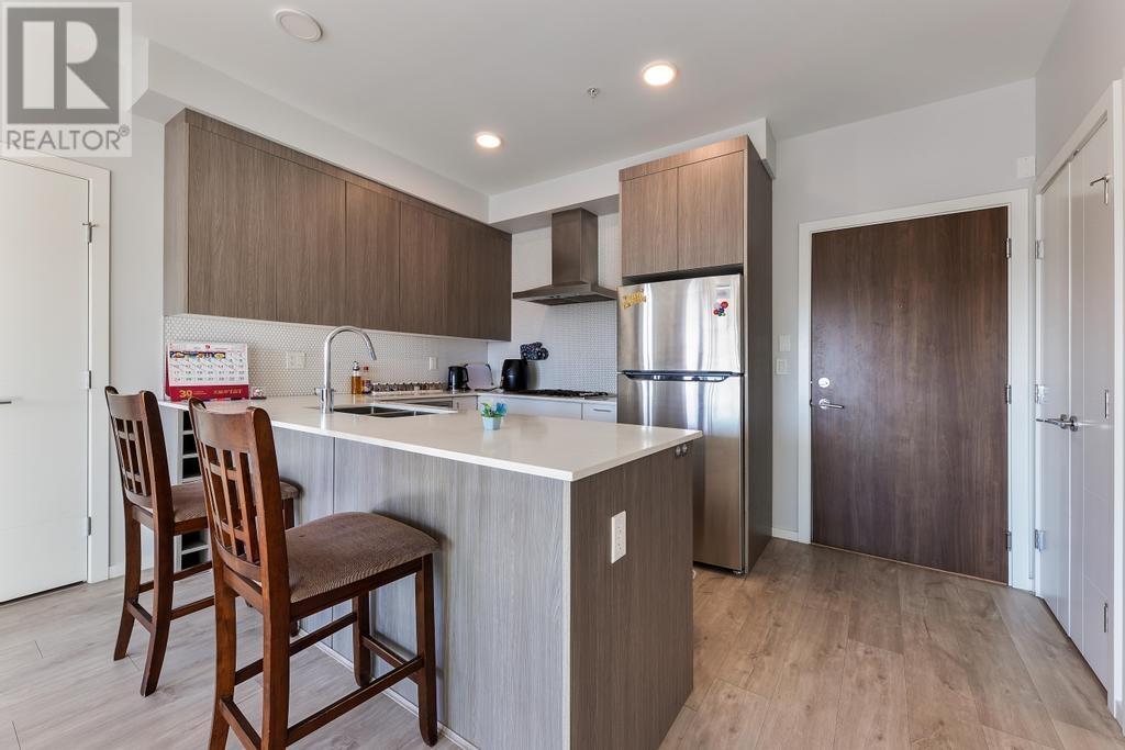 311 6283 Kingsway, Burnaby, British Columbia  V5J 0H3 - Photo 3 - R2821772