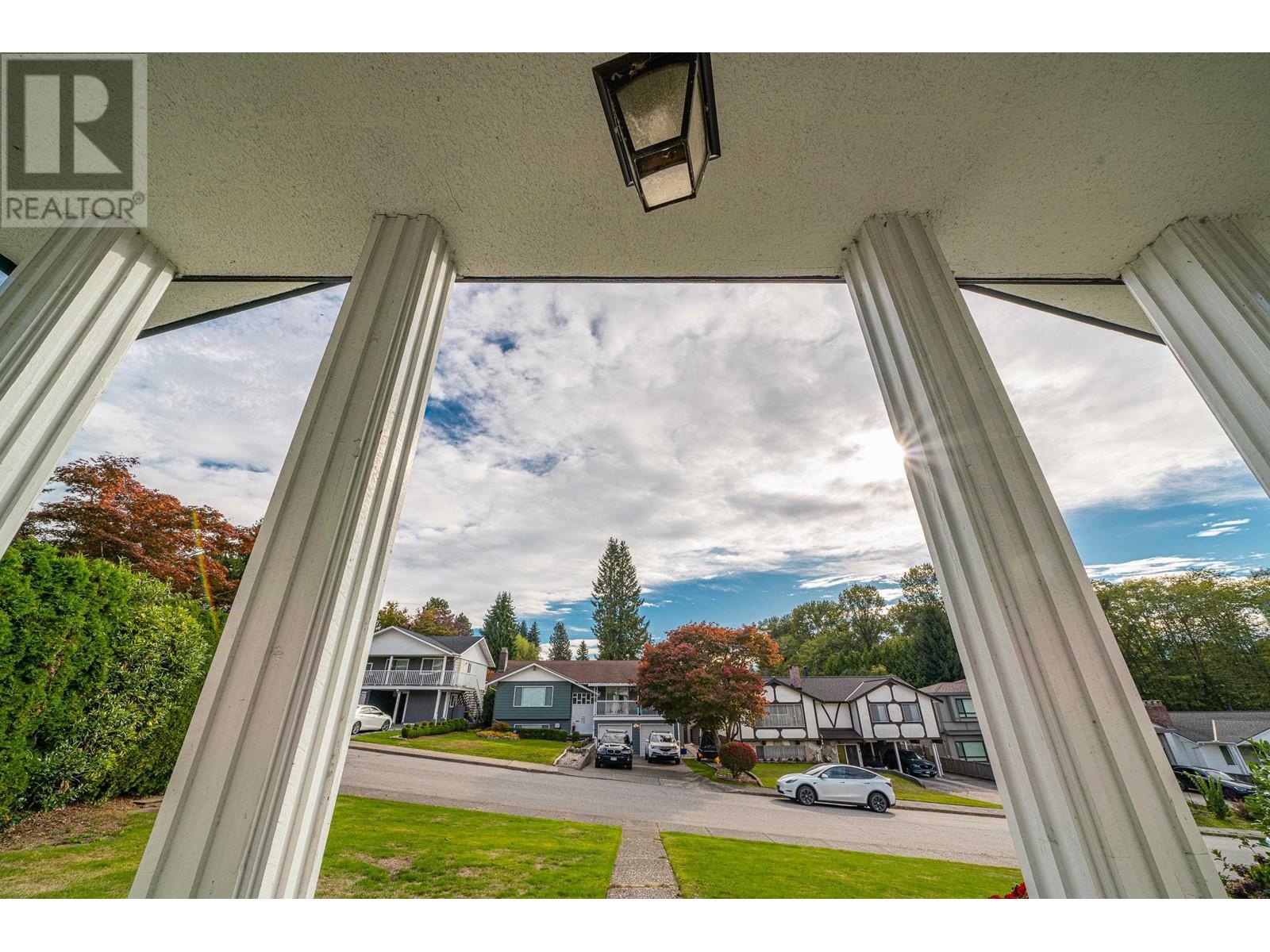 5413 Meadedale Drive, Burnaby, British Columbia  V5B 2E6 - Photo 3 - R2821209