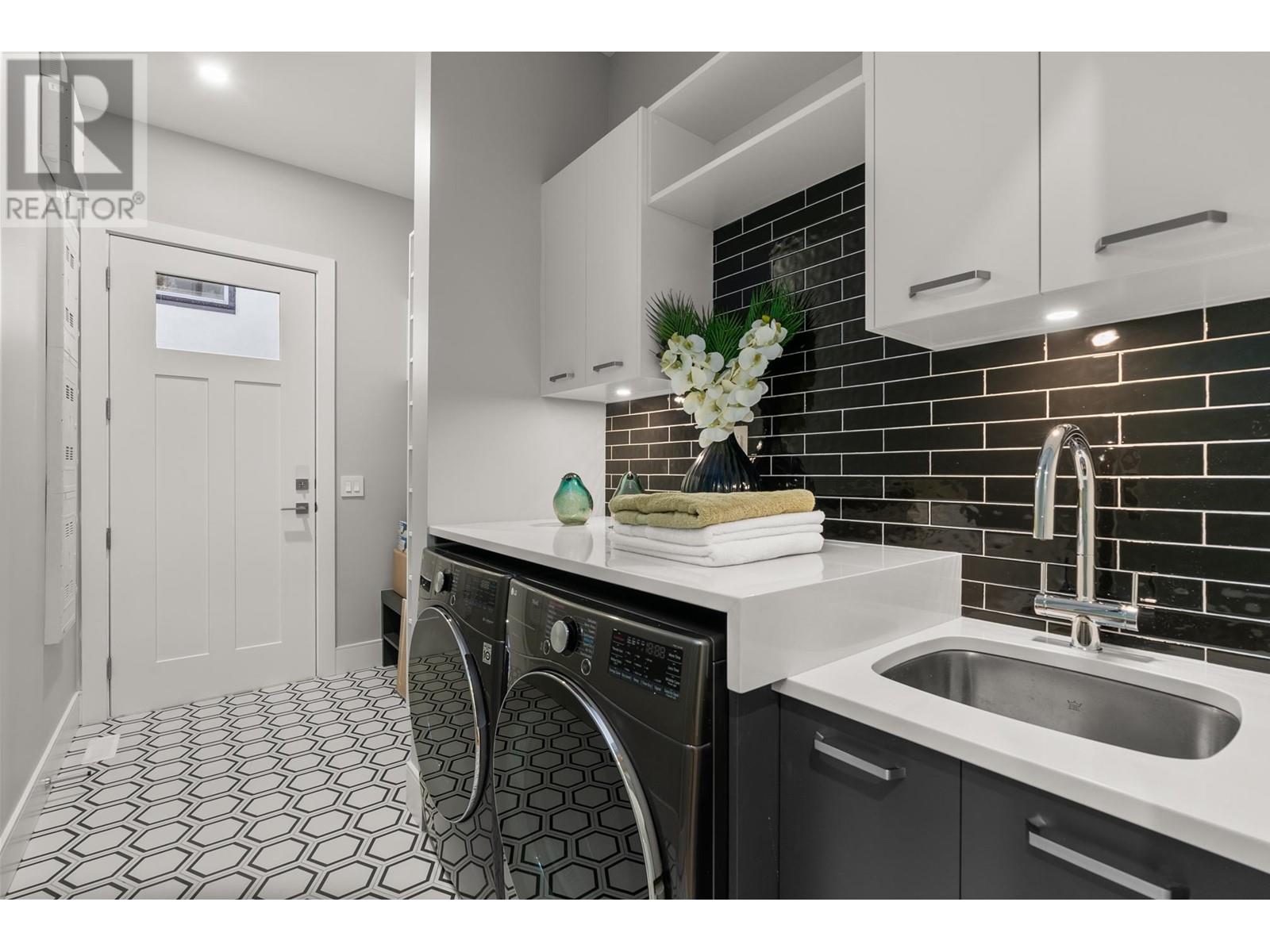 7739 Lee Street, Burnaby, British Columbia  V3N 4B9 - Photo 34 - R2824315