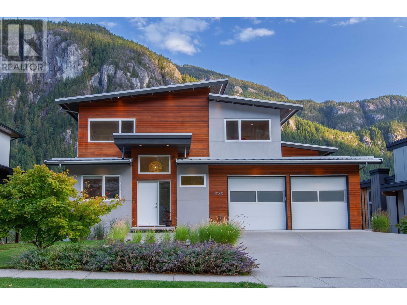 2086 Crumpit Woods Drive, Squamish, British Columbia  V8B 0T6 - Photo 1 - R2818278