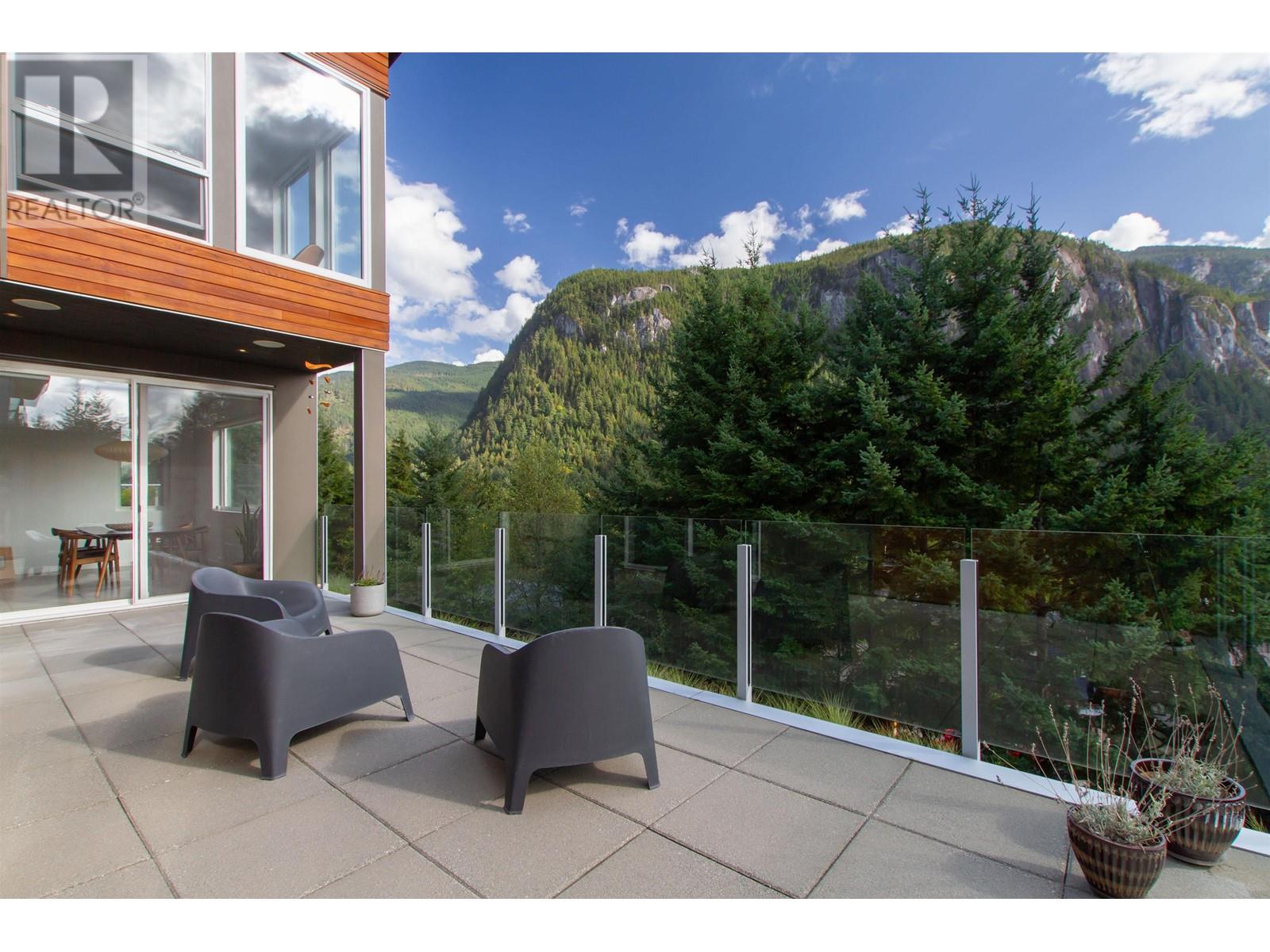 2086 Crumpit Woods Drive, Squamish, British Columbia  V8B 0T6 - Photo 2 - R2818278