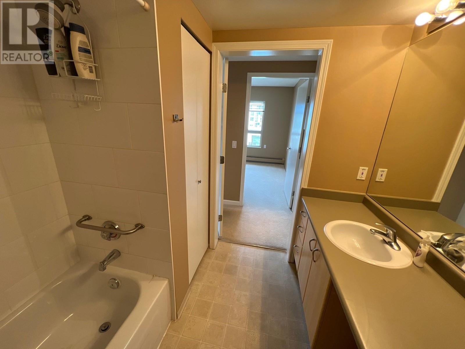 1604 121 W 15th Street, North Vancouver, British Columbia  V7M 1R8 - Photo 6 - R2810348