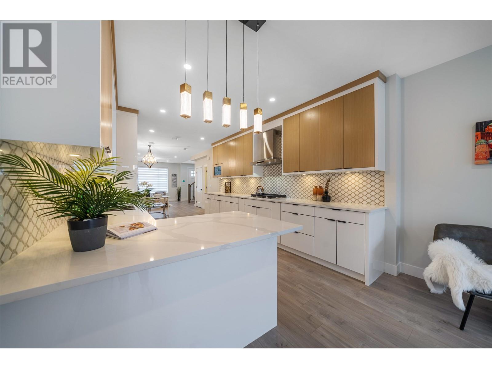 6752 Lakeview Avenue, Burnaby, British Columbia  V5E 2P4 - Photo 11 - R2825024