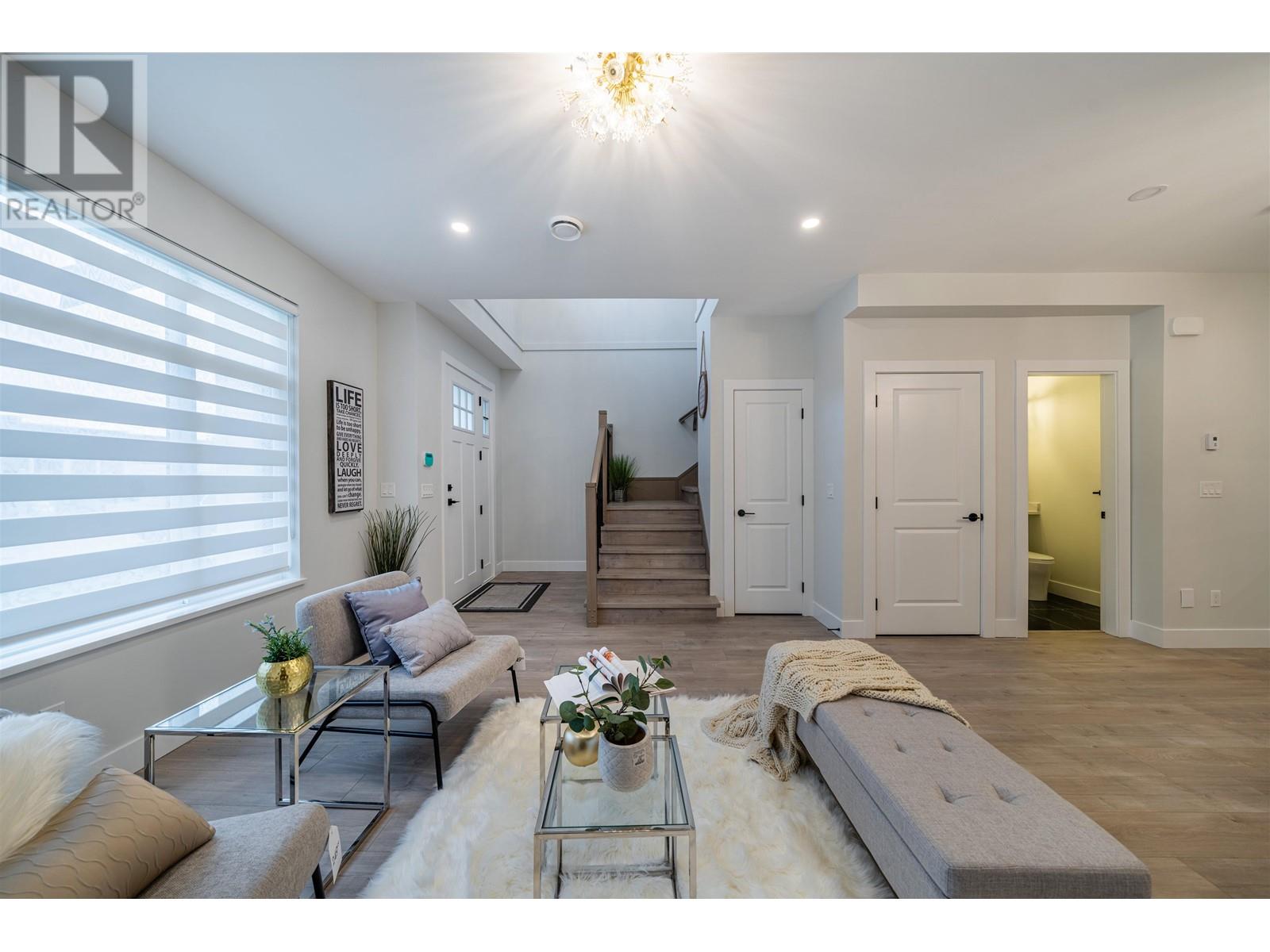 6752 Lakeview Avenue, Burnaby, British Columbia  V5E 2P4 - Photo 4 - R2825024