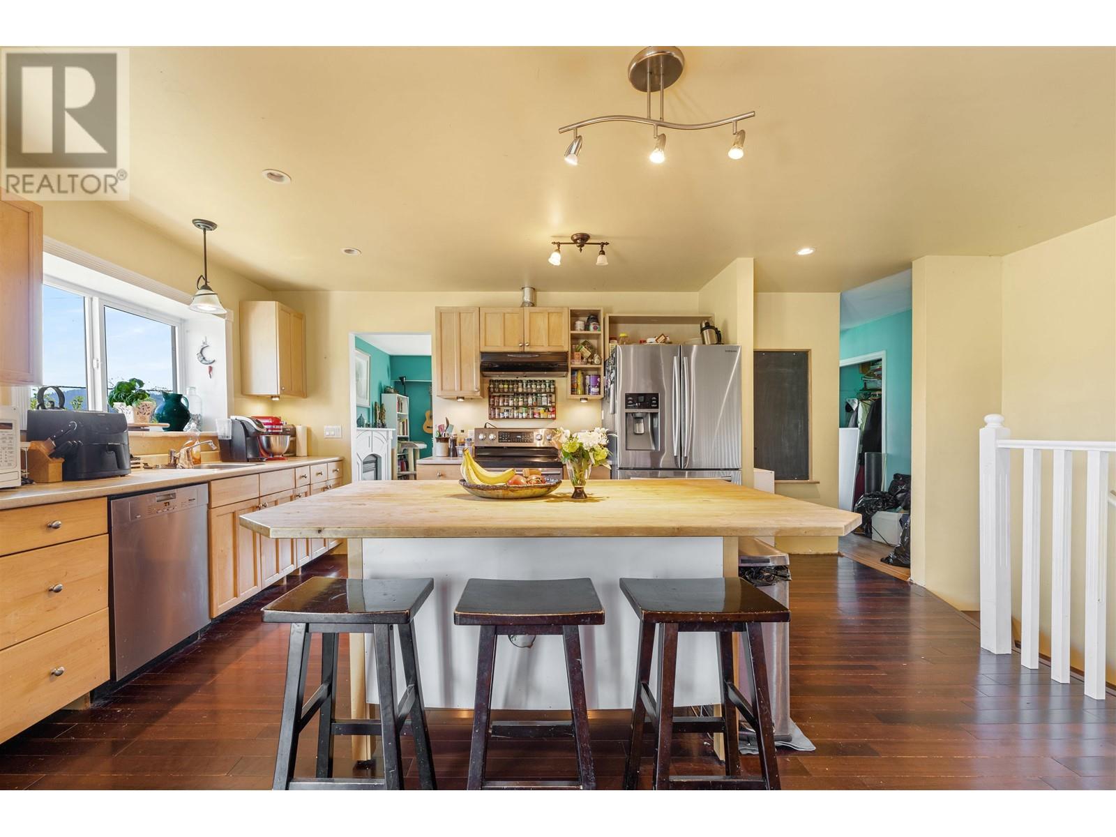4254 Caddy Road, North Vancouver, British Columbia  V7G 1B7 - Photo 4 - R2825044